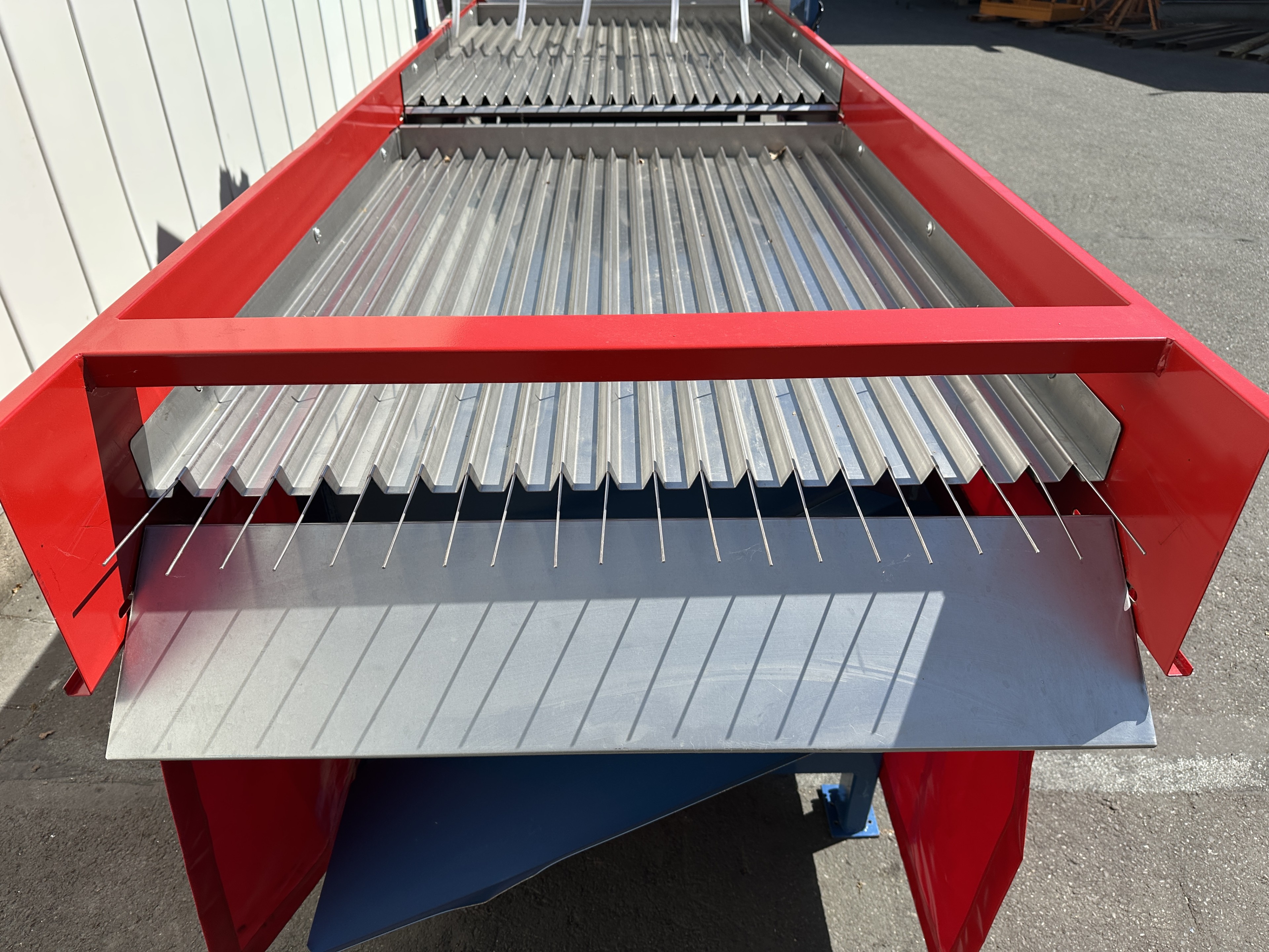 Asa-Lift BS-100 Машинa для сортировки по длине с бункером для корма и поперечным разгрузочным конвейером.
