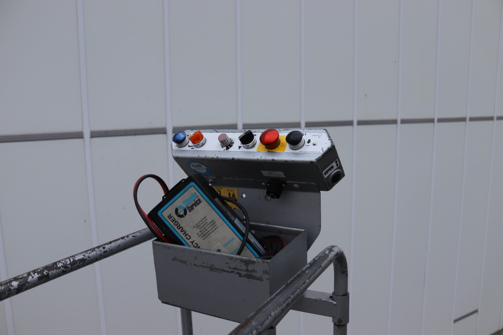 Berg electro- piperail trolley with tripple electric hydraulic scissors