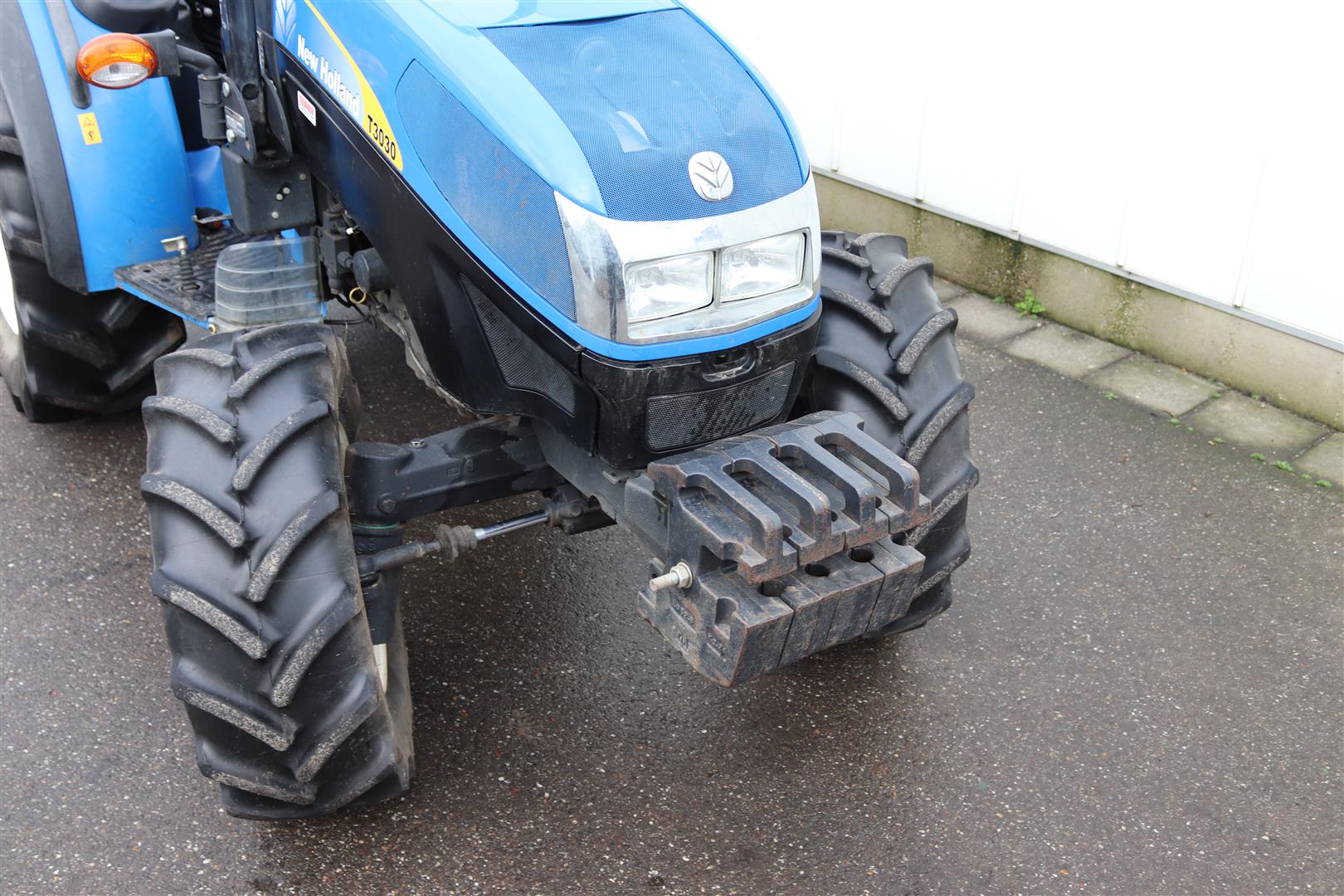 ������� New Holland T3030