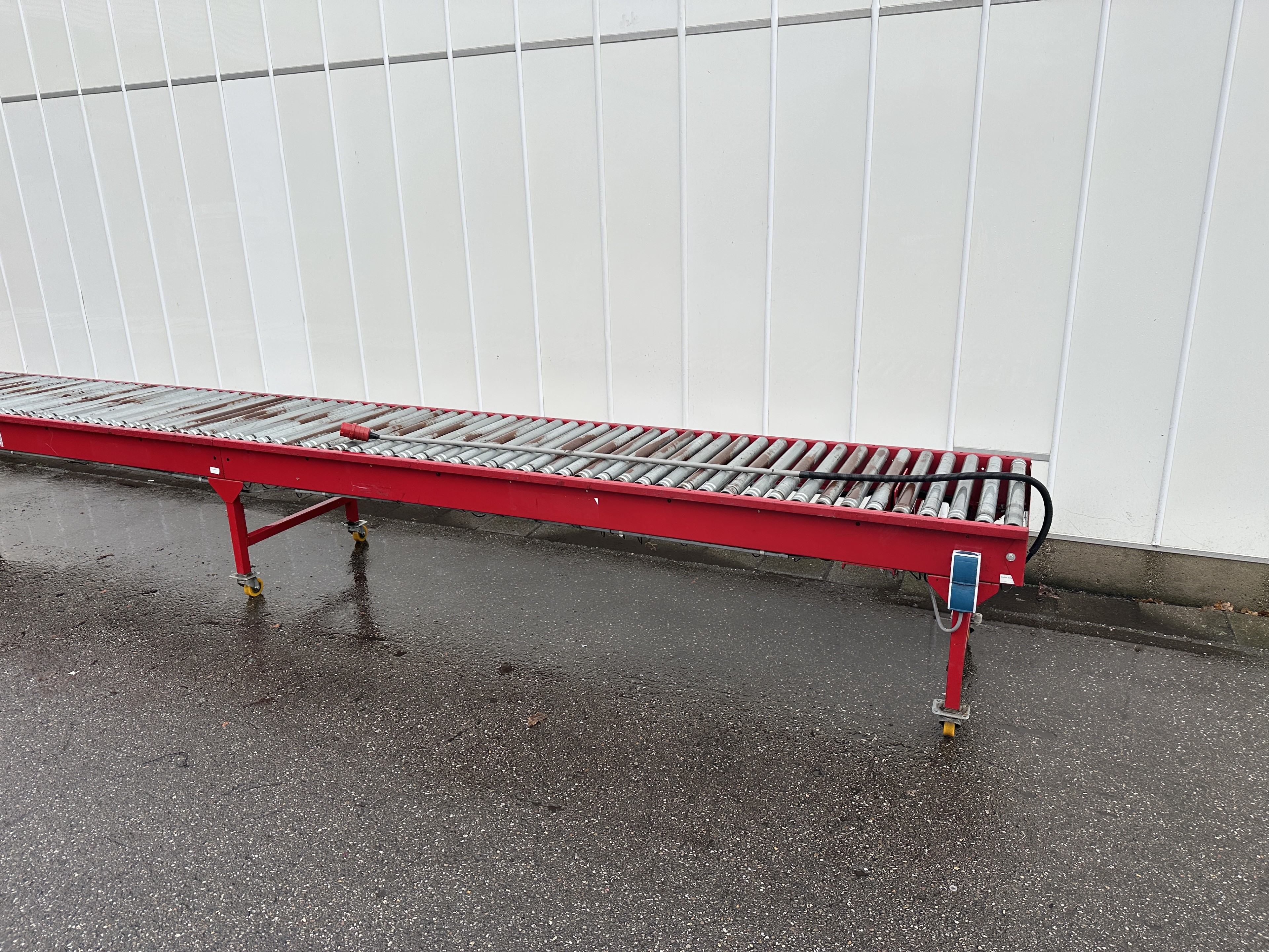 Taks Роликовый конвейер Ведомая железная дорога, 1070 см x 70 см, с поворотом на 90°.