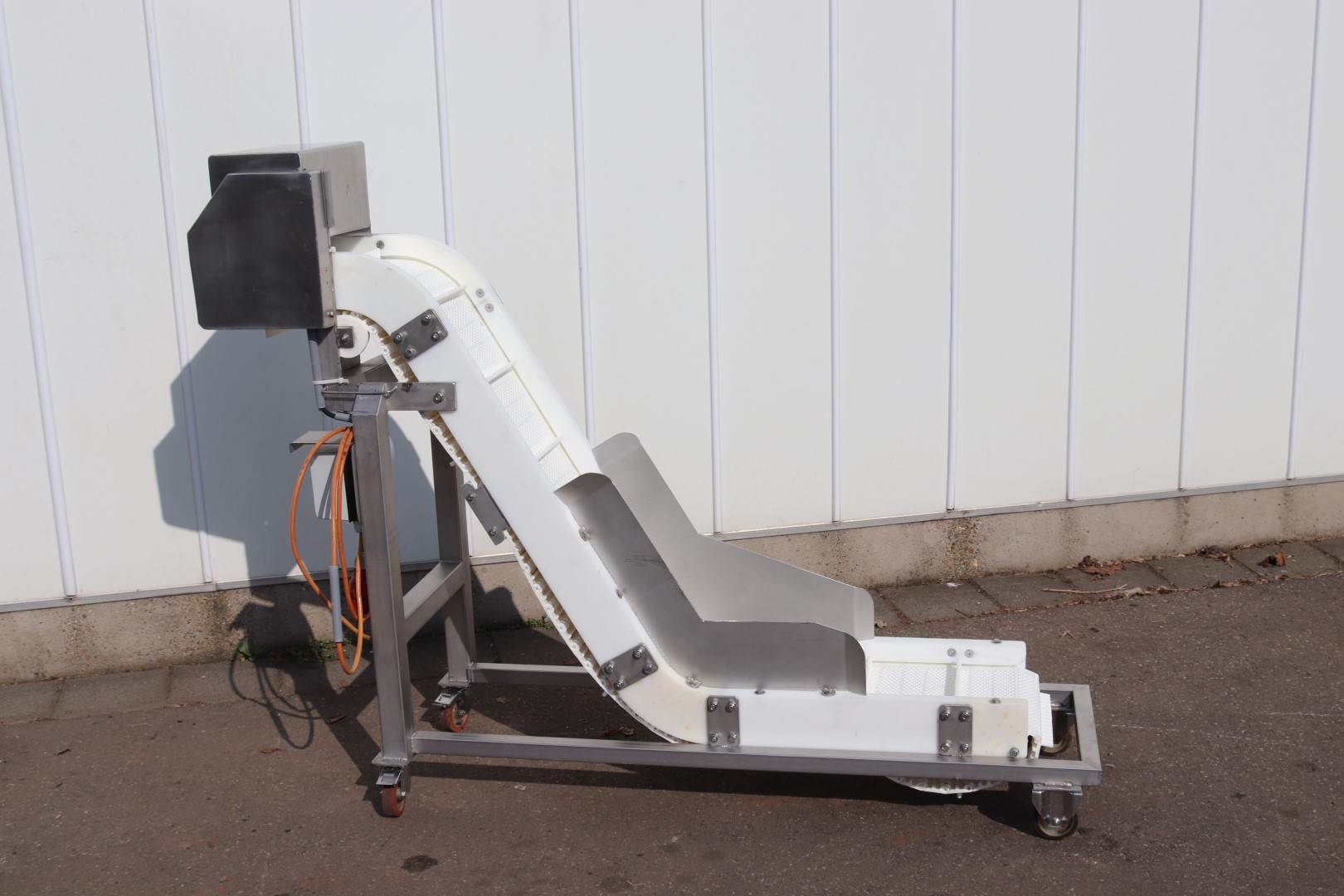 Stainless steel elevator with double knick