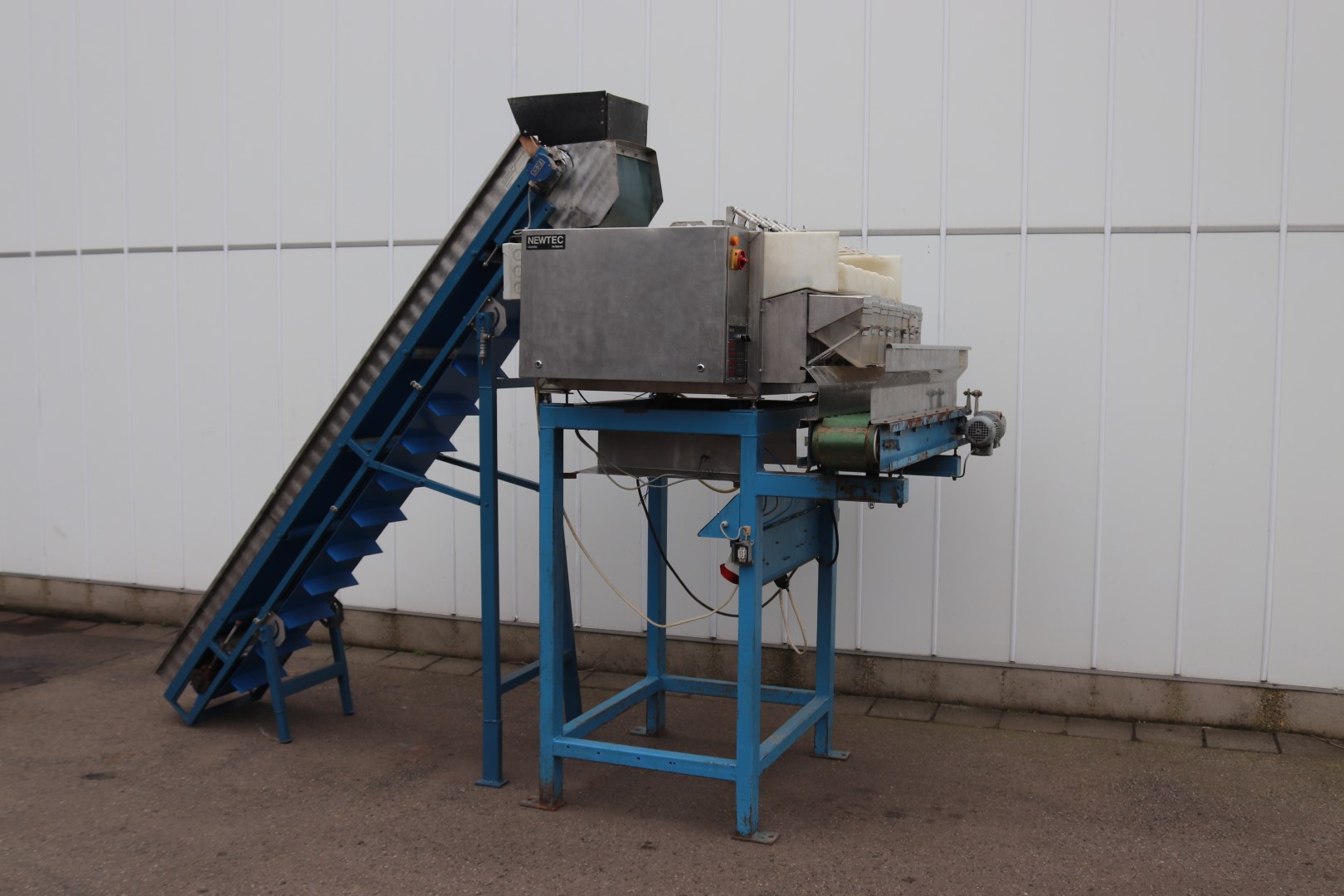 Newtec Type 2000 multihead weighing machine with elevator