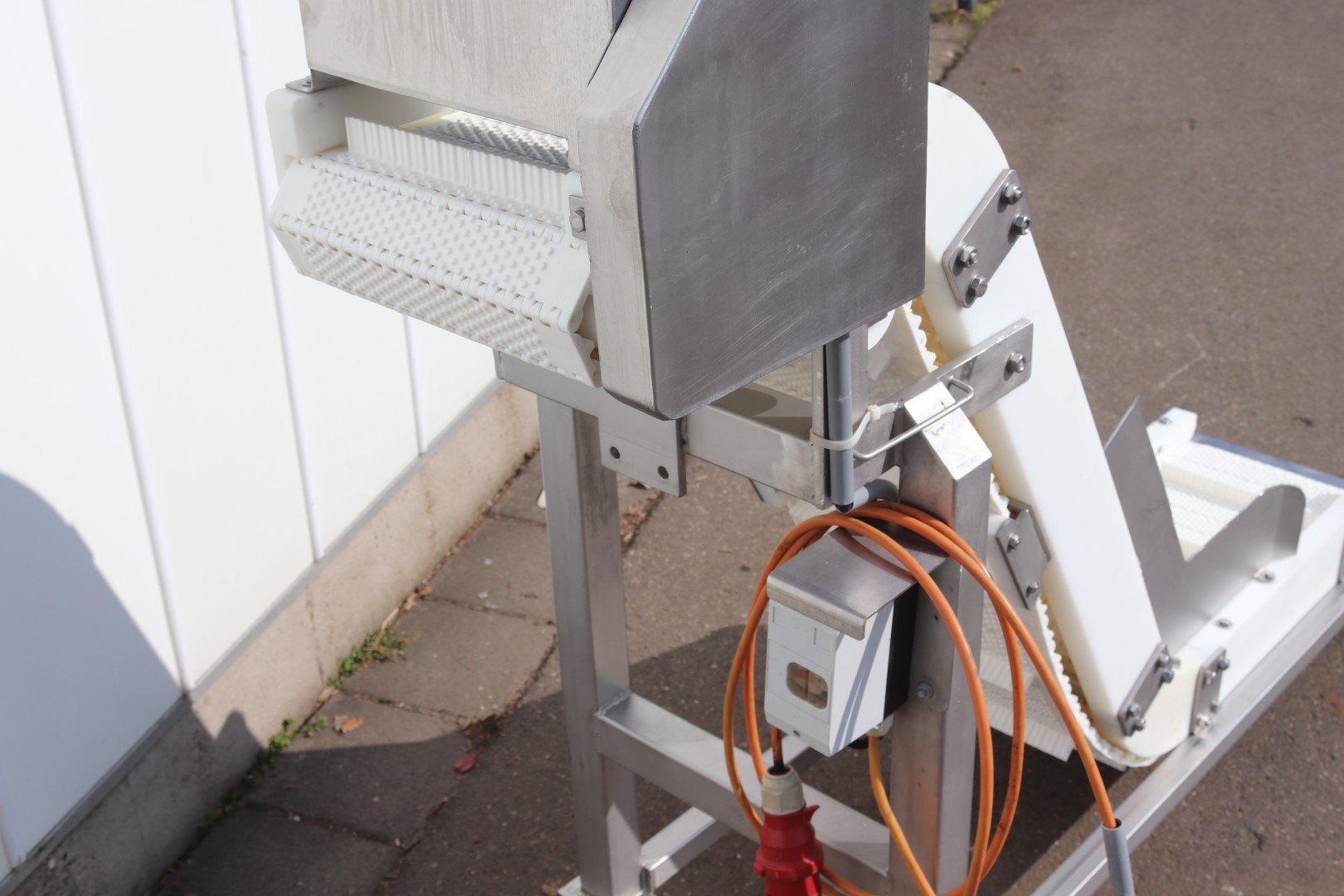 Stainless steel elevator with double knick