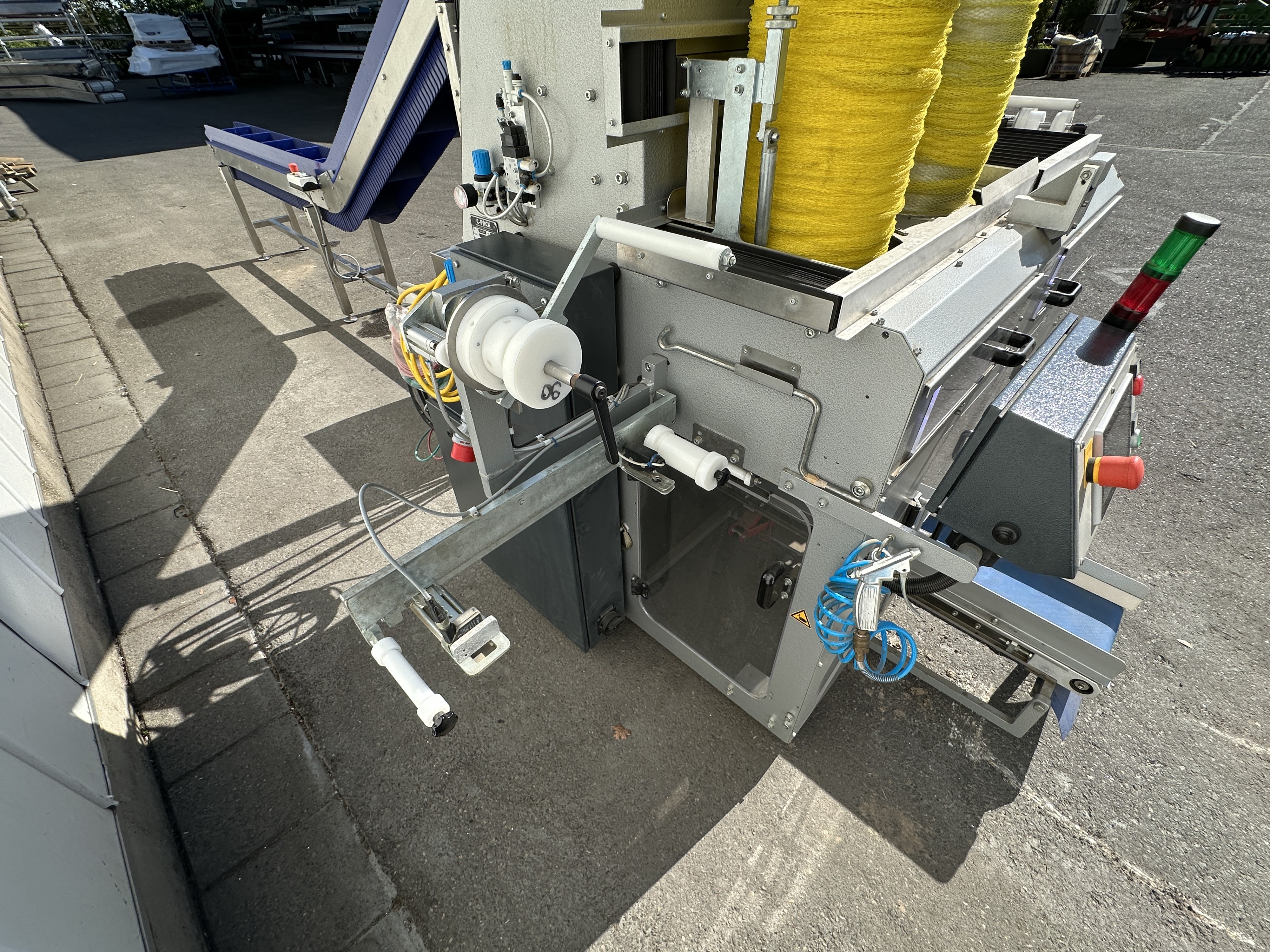 C-Pack VAS 992 Вертикальная упаковочная машина, машина для упаковки сетки с запечатыванием и ручкой.