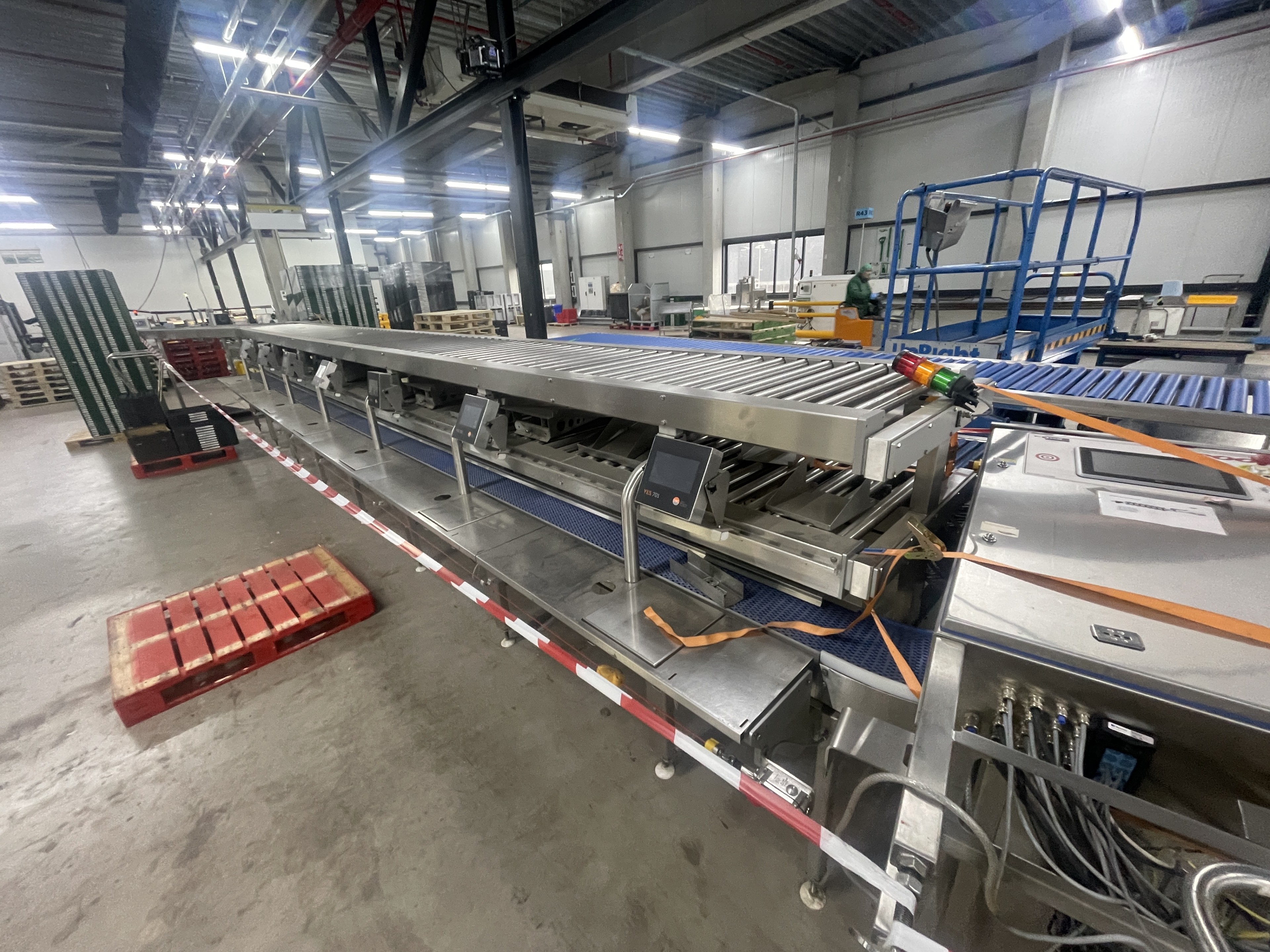 Proseal MC002 + SlipStream Весовая линия с разделителем полос и 14 позициями для взвешивания мягких фруктов.