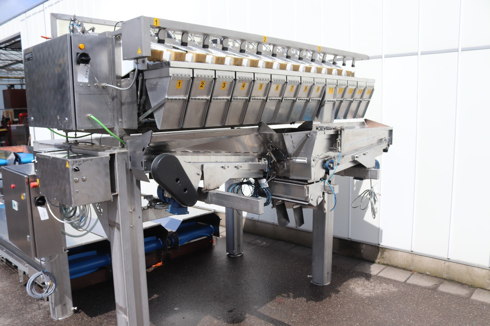 Newtec 14-head weighing machine with supply conveyors