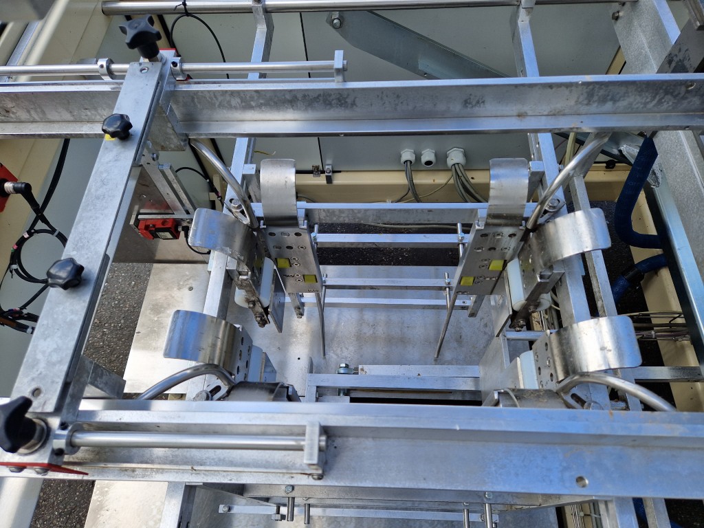 Sealed Air B+ BA20 Mашина для формовки картонных коробок и кассет с наклейкой, подъемником и сборным конвейером