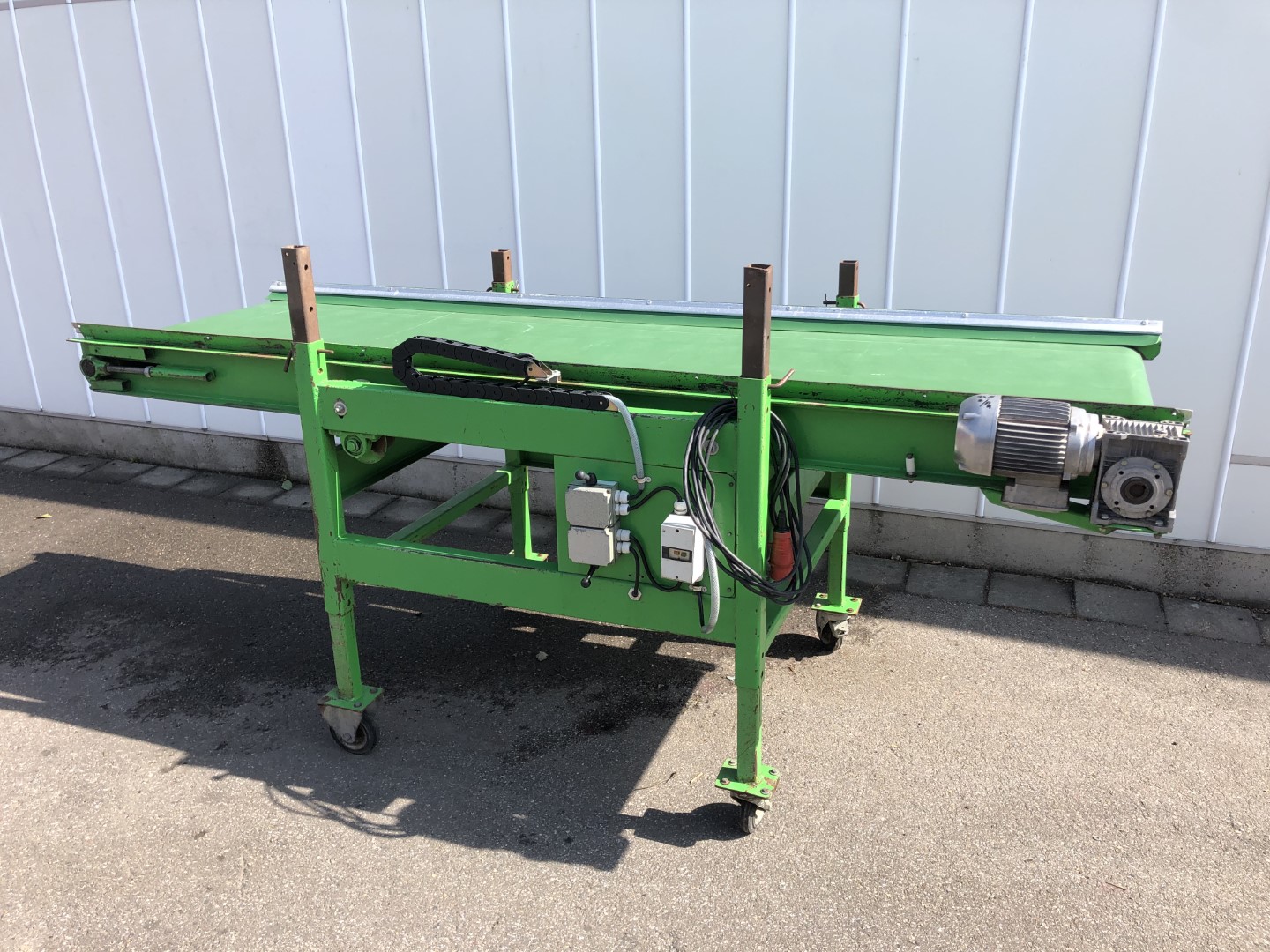 Box filler conveyor