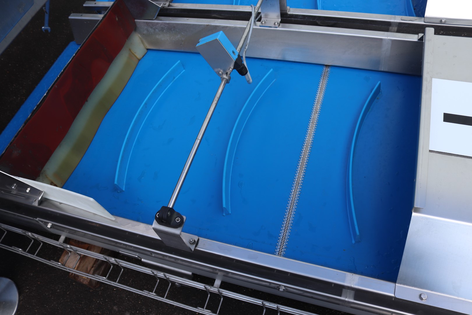Newtec 14-head weighing machine with supply conveyors