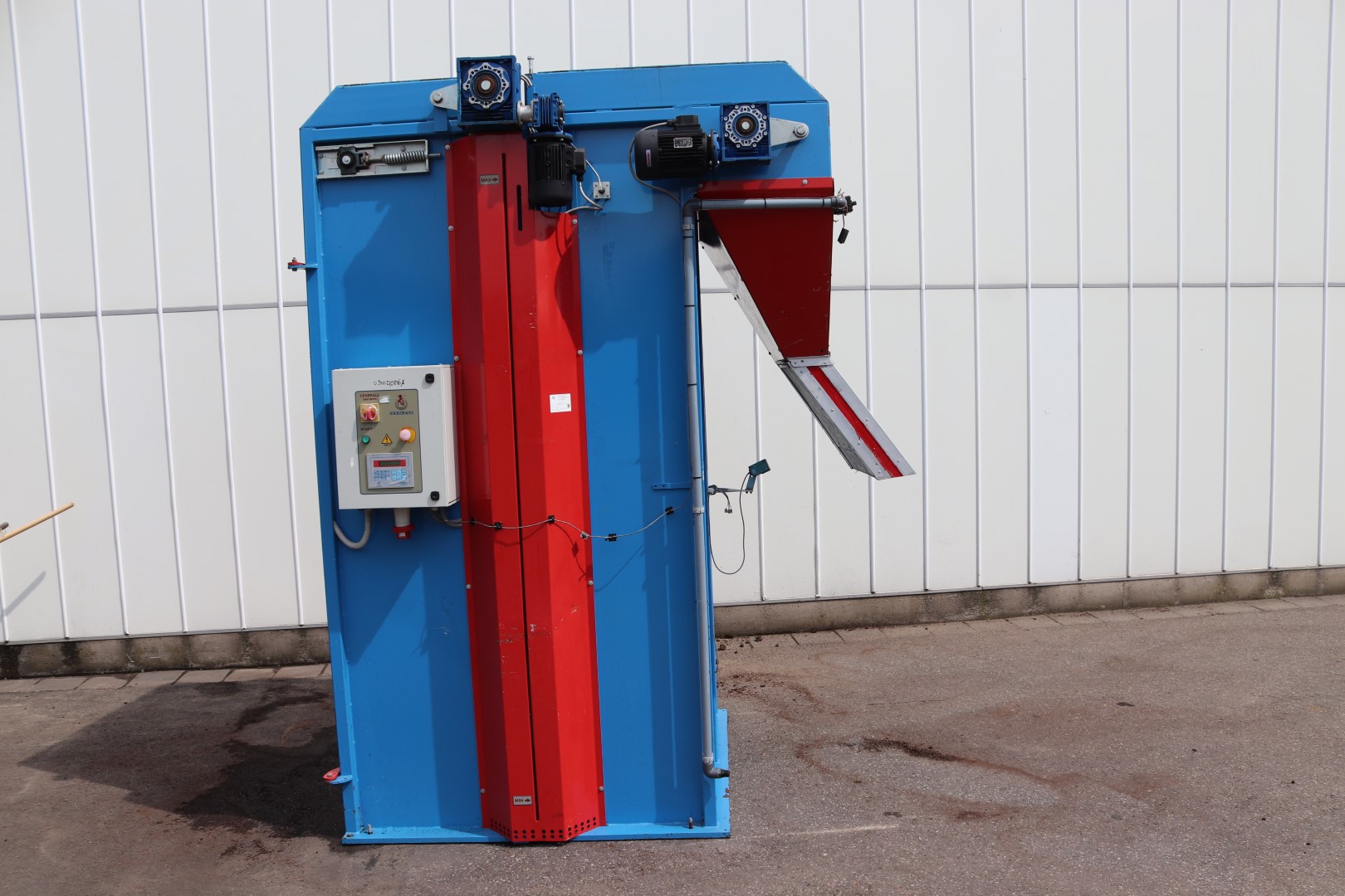 Urbinati CARBB 2400 Big bale breaker with moistering unit