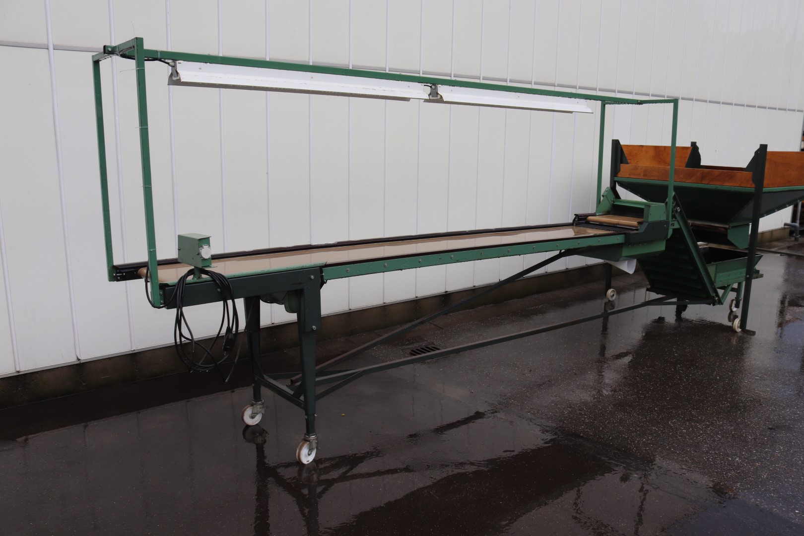 De Bruyn inspection conveyor with elevator and bin