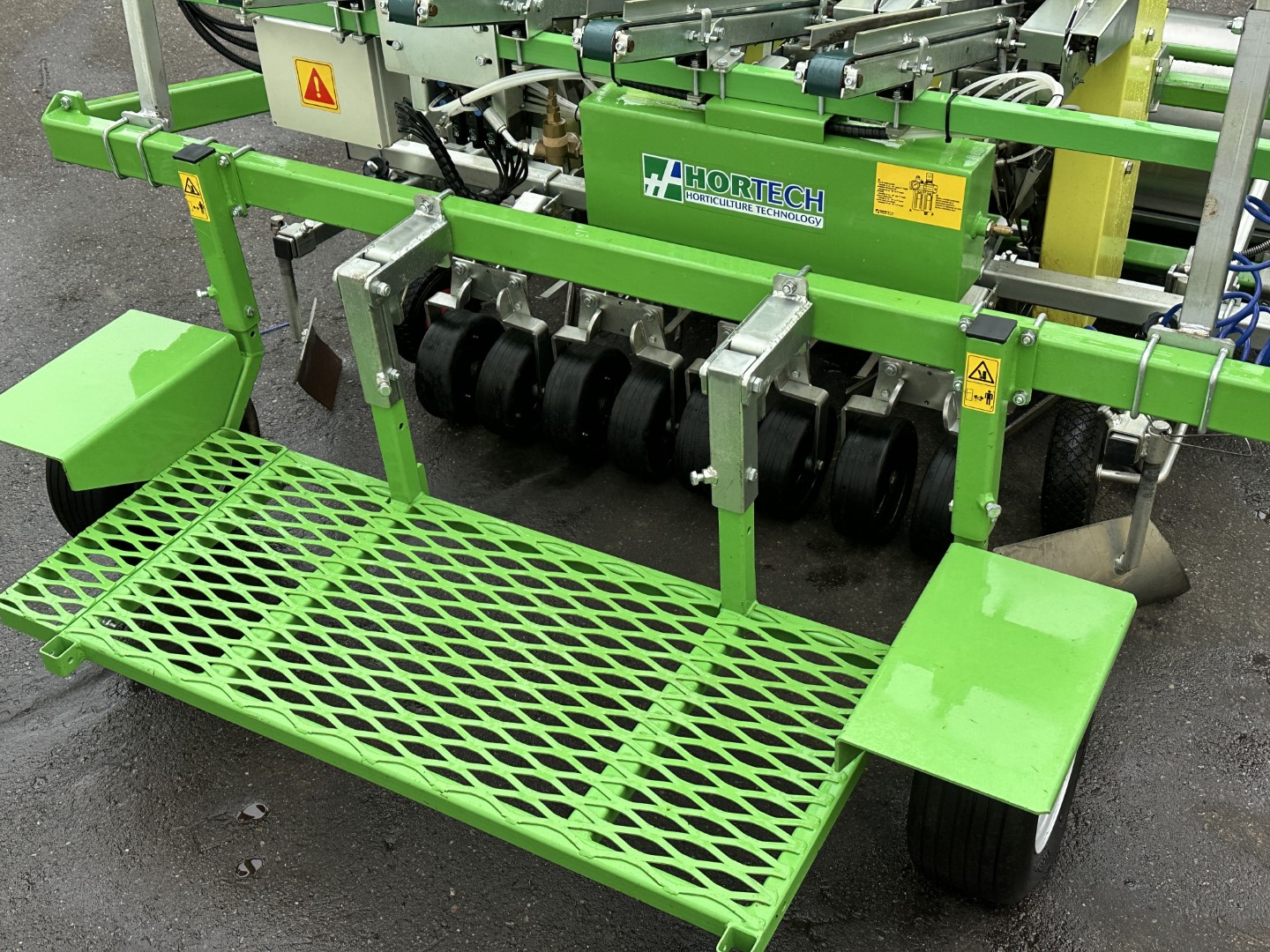 Hortech Due automatica 194 4-row Машина для посадки мульчирующей пленки для почвенных блоков