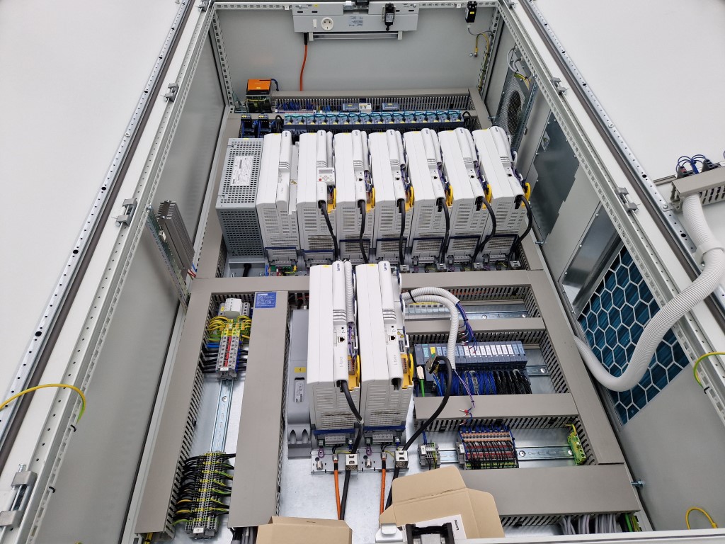 Инвертор Lenze L-Force Multi Drive HighLine E94AMHE0134