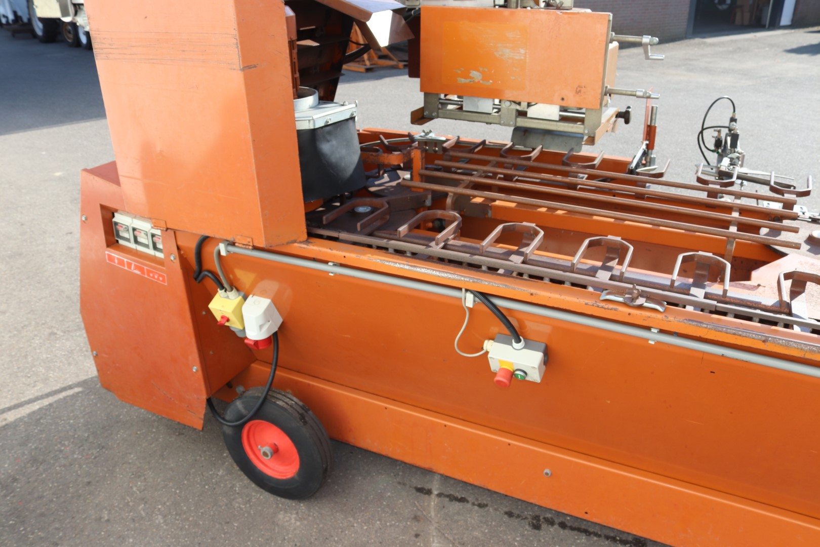 Javo Standaard potting machine with double pneumatic pot dispenser and discharger