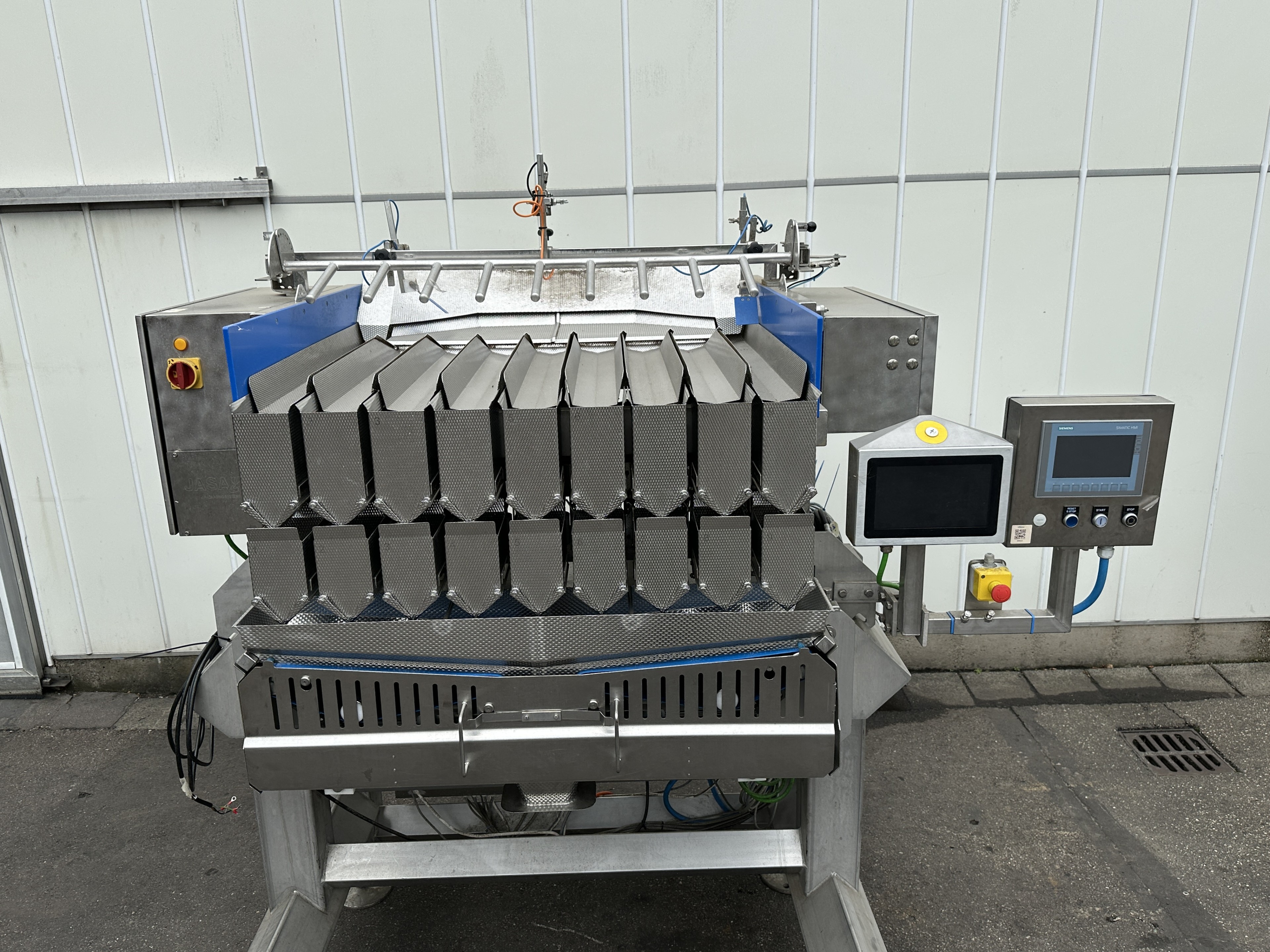 Newtec PCS2009 Линия взвешивания продукции в лотках с упаковочной машиной Flow Pack