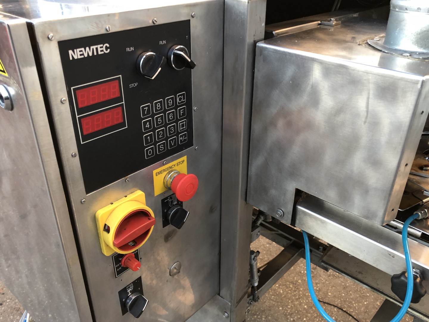 Машина для упаковки в пакеты Newtec PEB AE40 с калиткой