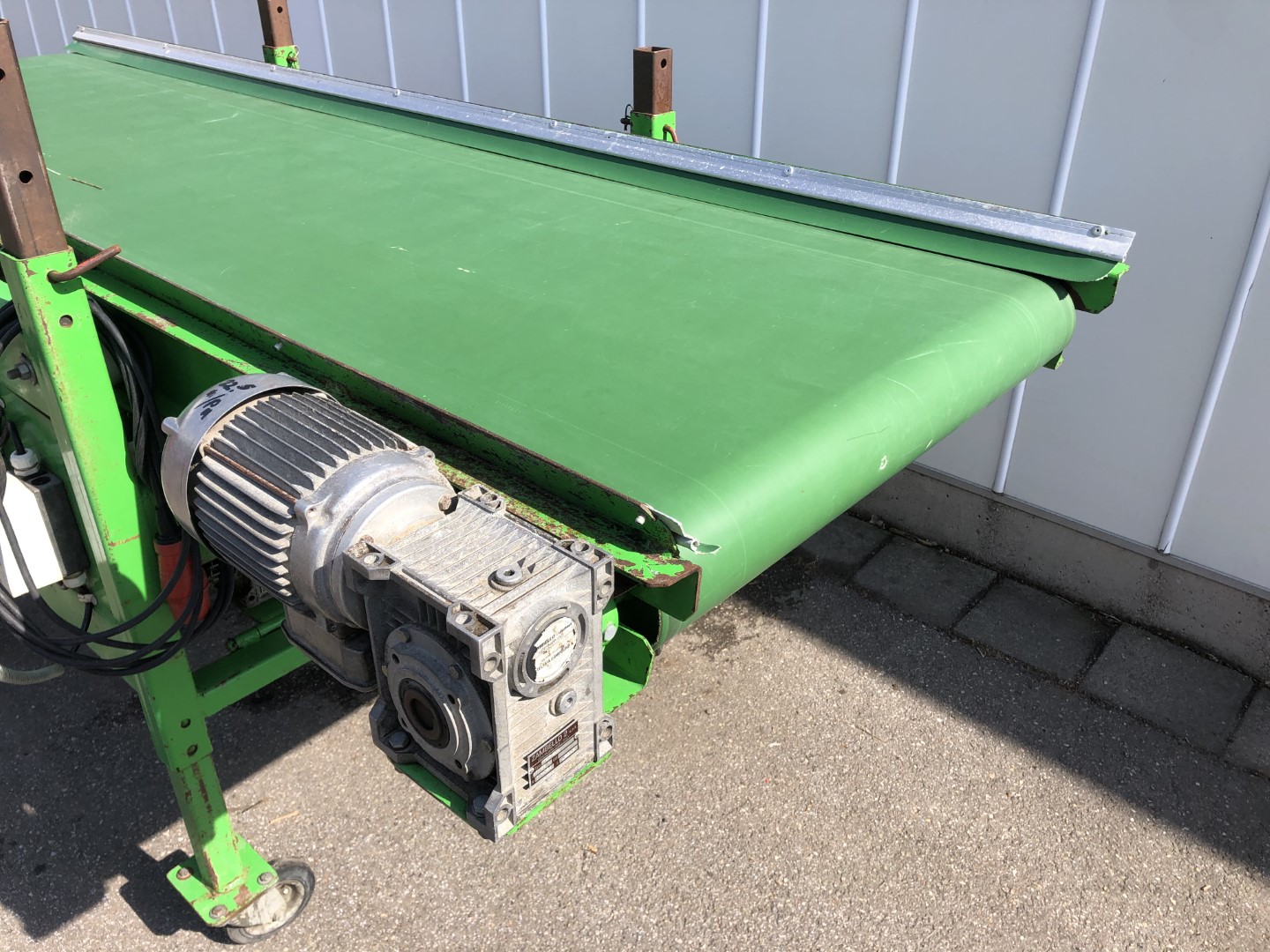 Box filler conveyor