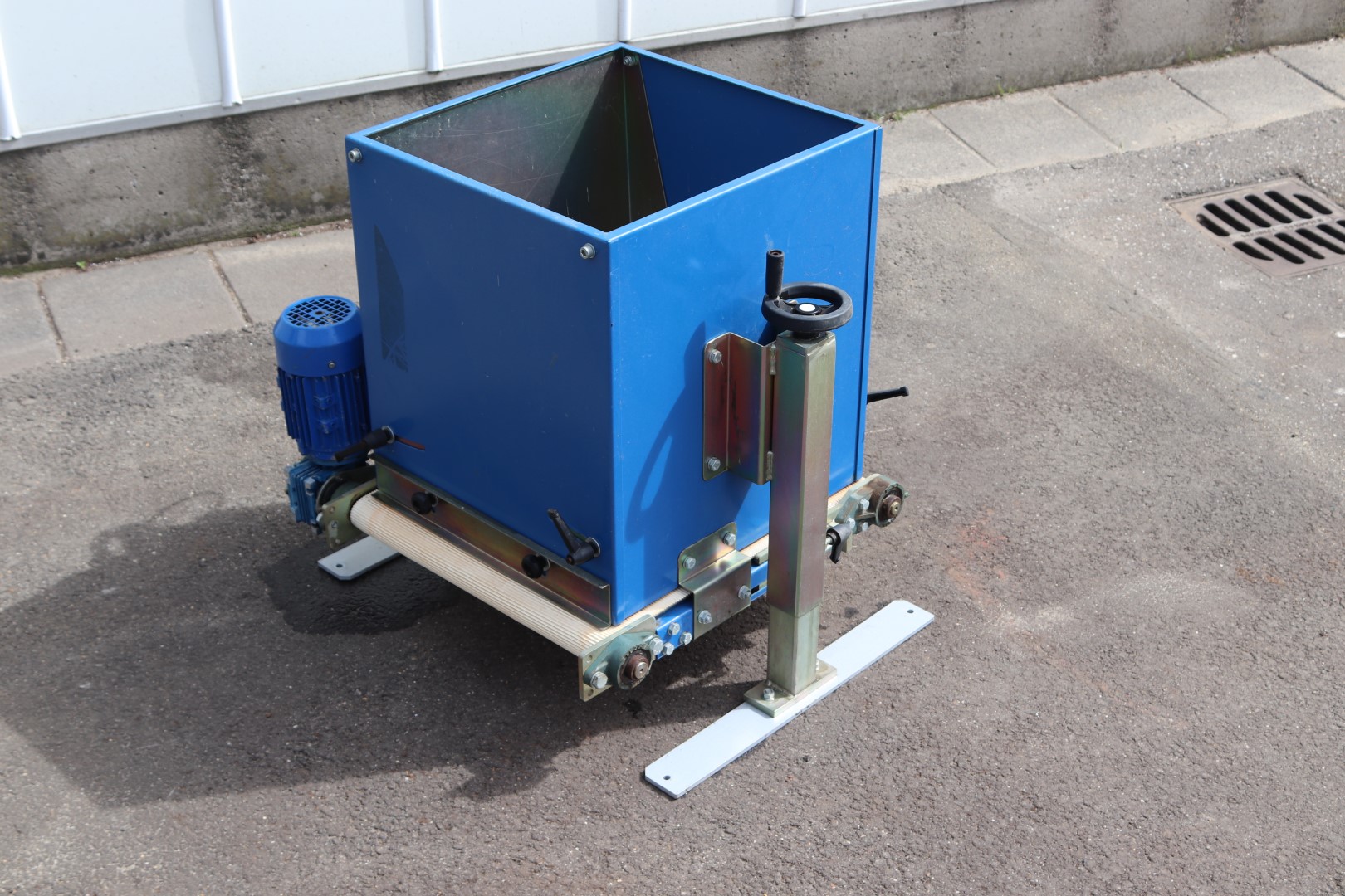 Visser covering unit for trays