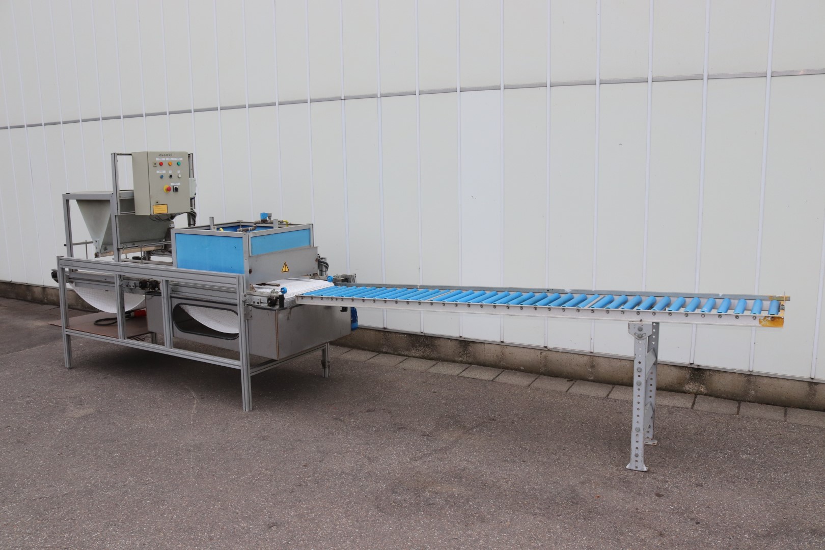 Visser tray watering and covering unit