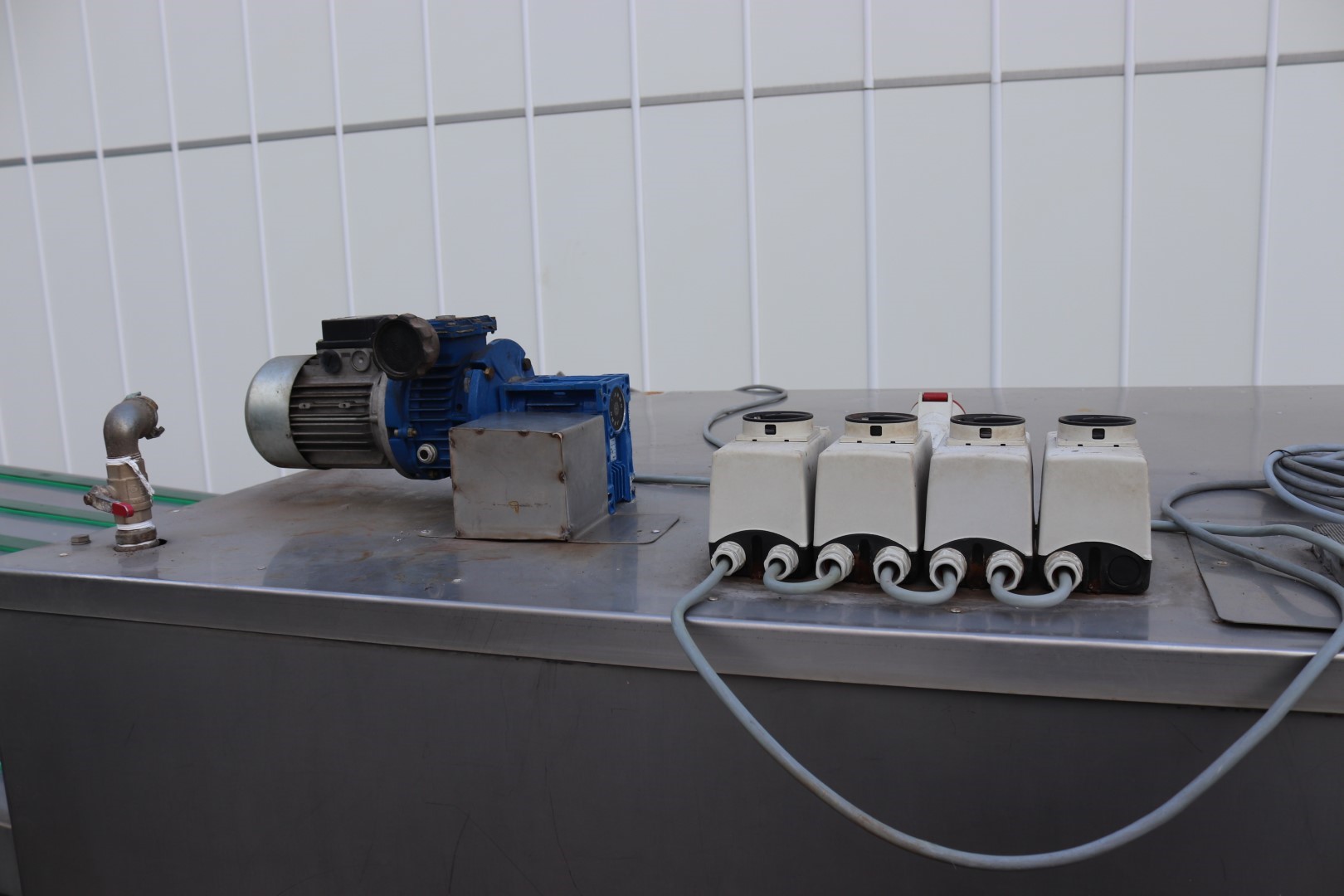 Leek washing machine with turn table