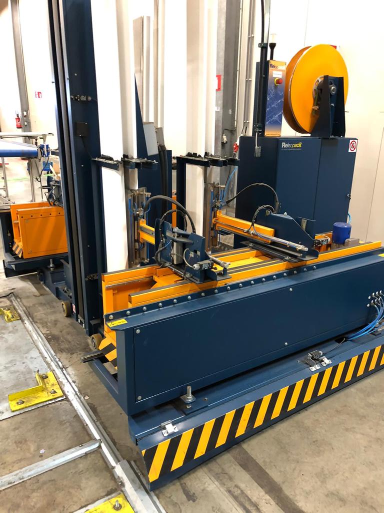 Reisopack 2915 automatic pallet strapping machine with pallet corners