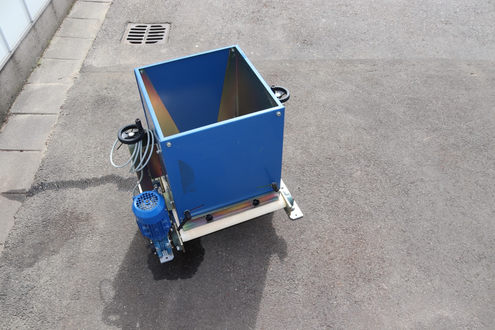 Visser covering unit for trays