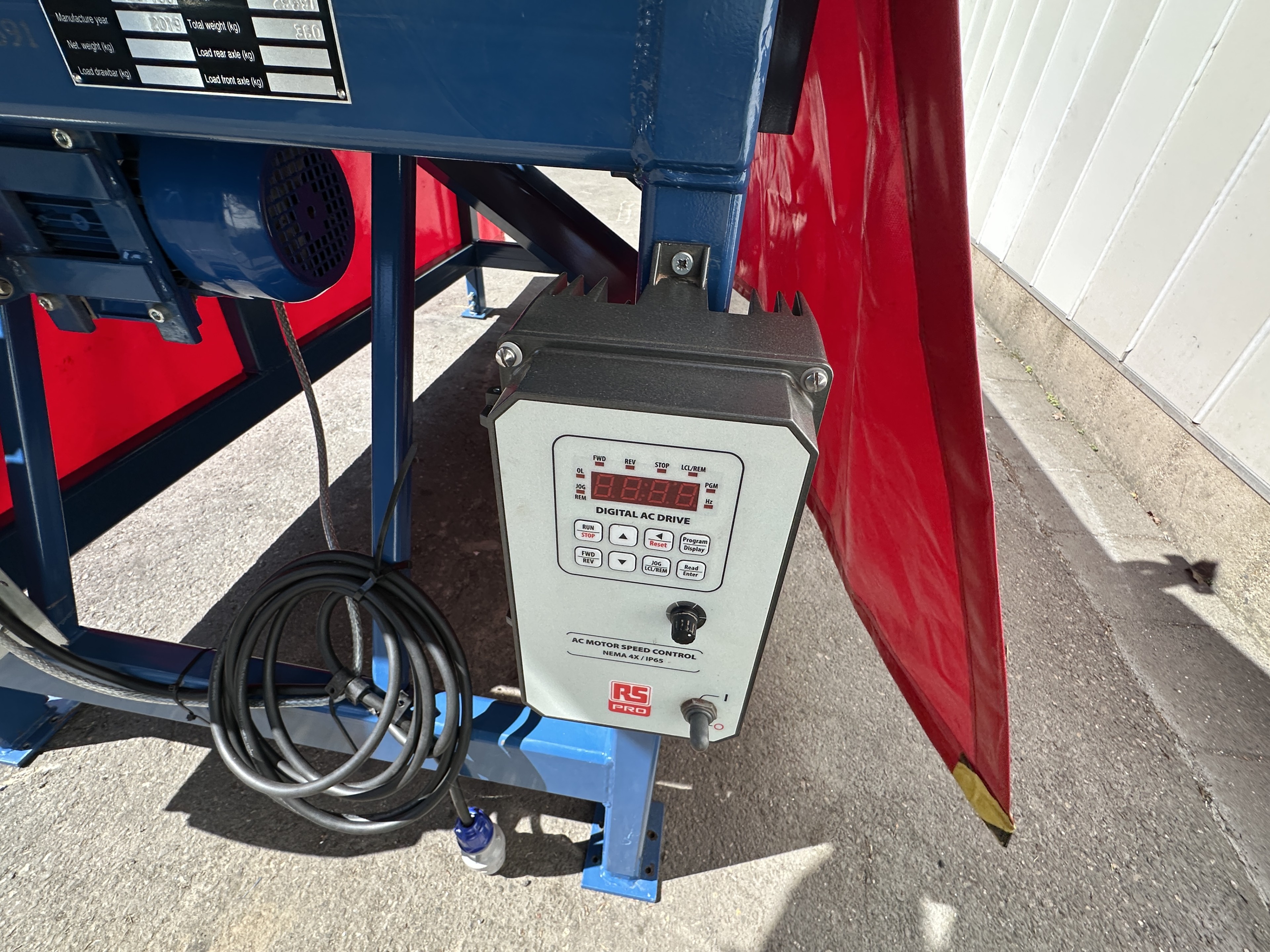 Asa-Lift BS-100 Машинa для сортировки по длине с бункером для корма и поперечным разгрузочным конвейером.