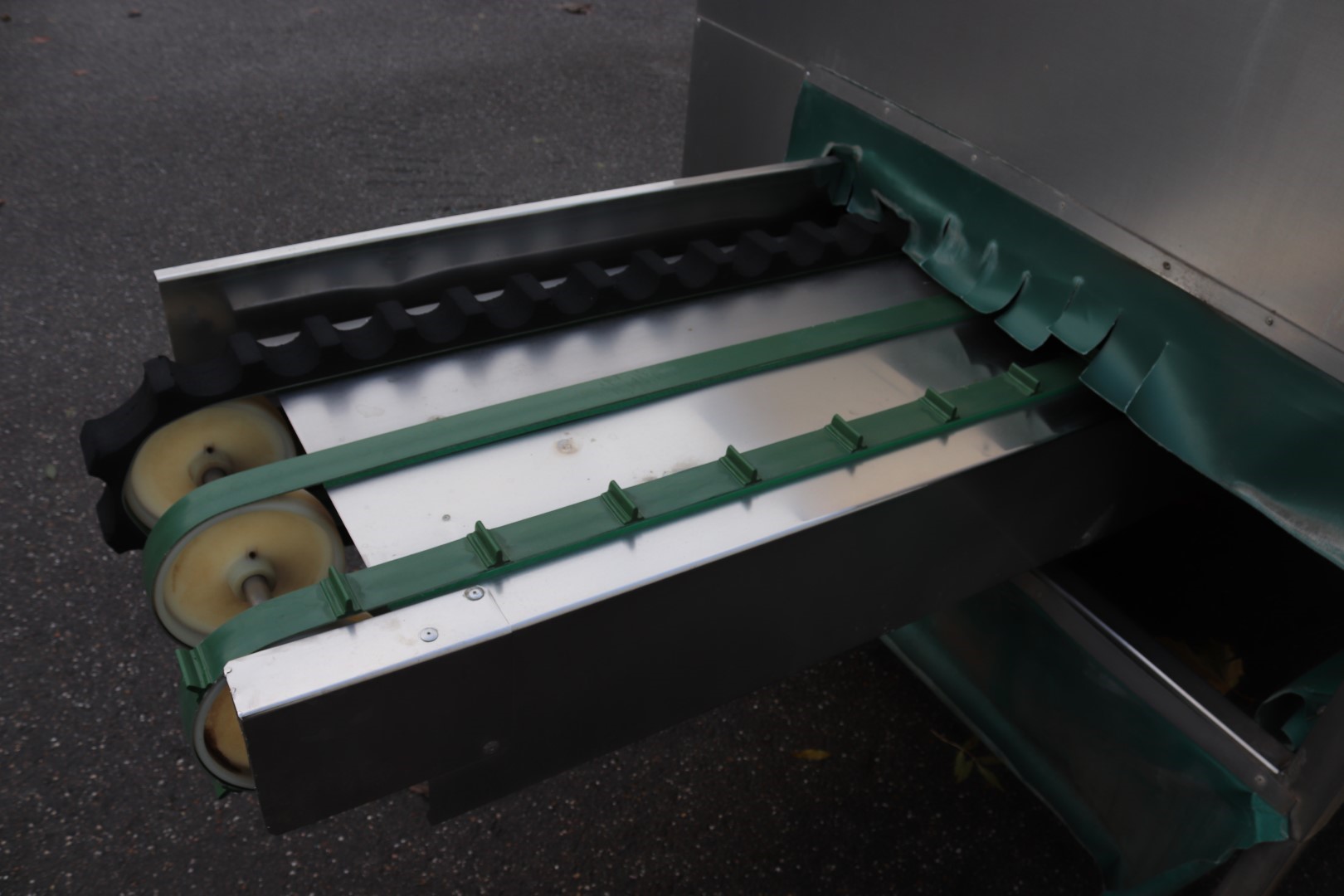 Leek washing machine with turn table