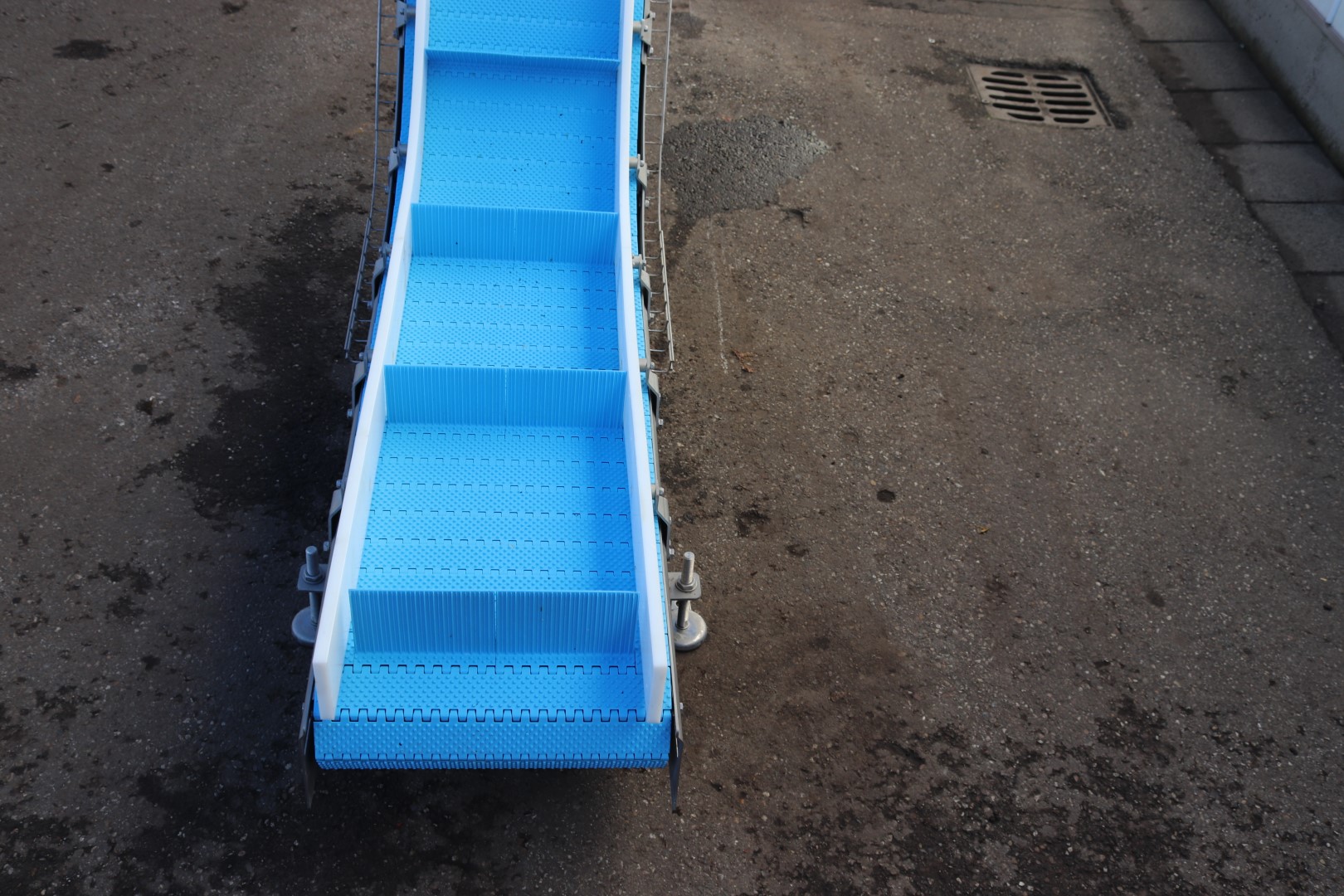 Stainless steel elevator with double knick