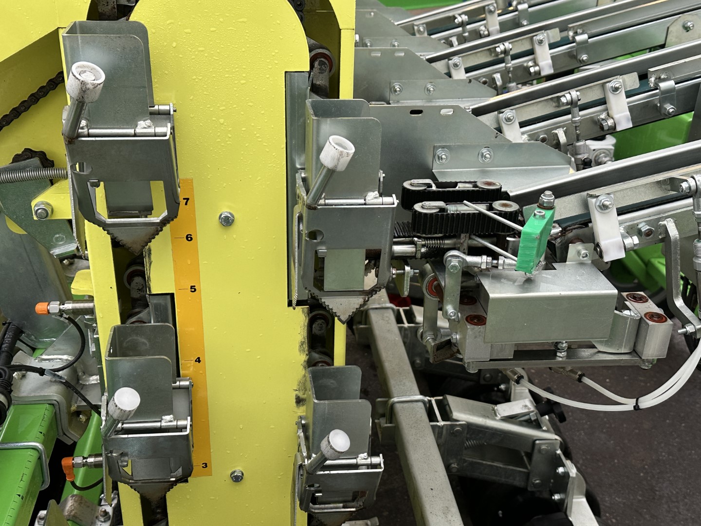 Hortech Due automatica 194 4-row Машина для посадки мульчирующей пленки для почвенных блоков