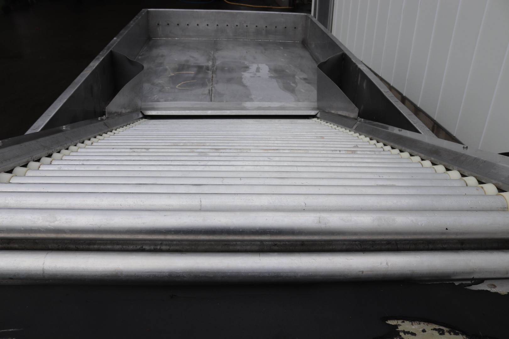 Stainless steel water dumper with roller conveyor elevator and pump