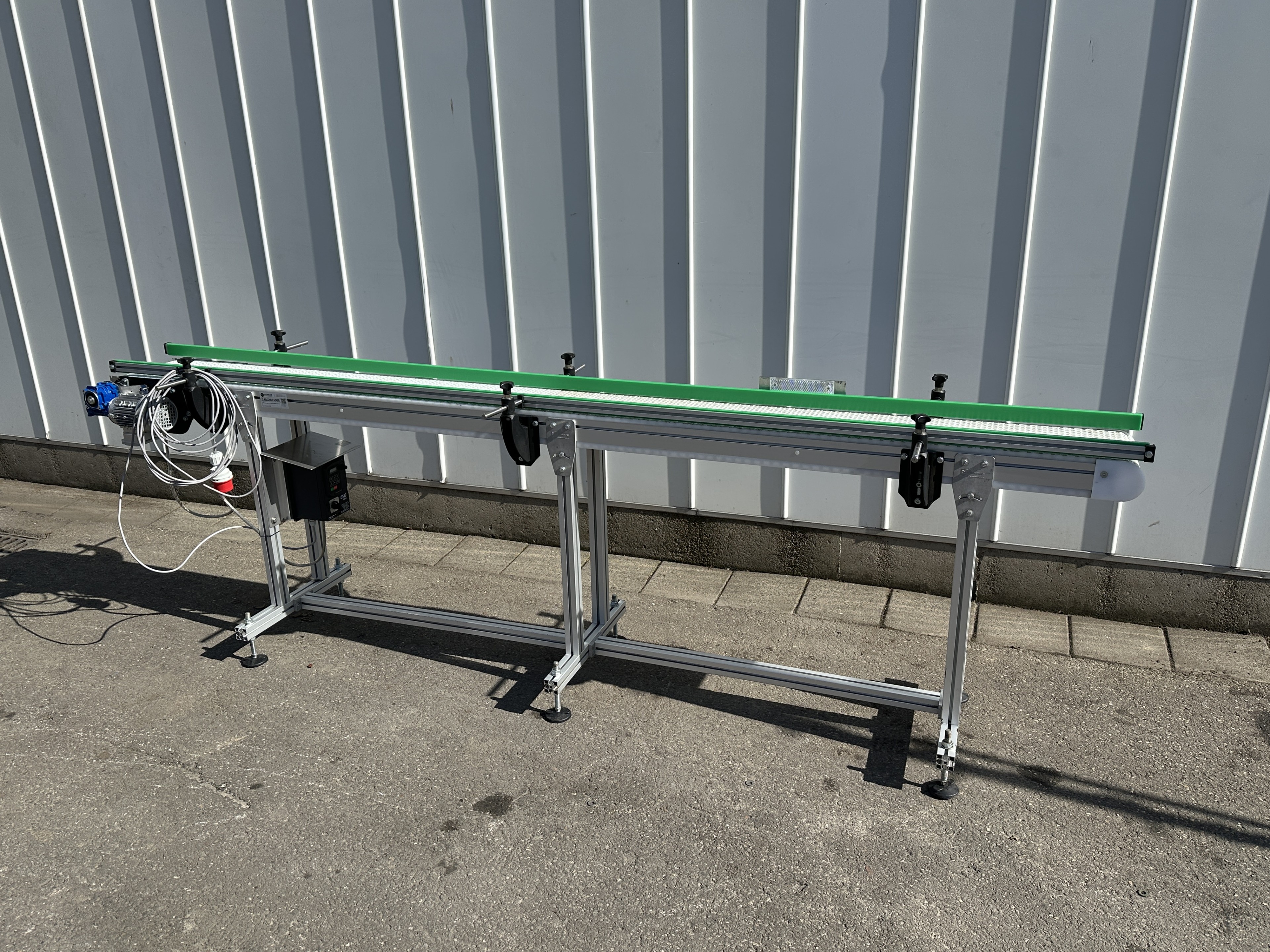 BCK конвейер 310 x 25 см, с регулируемой скоростью.