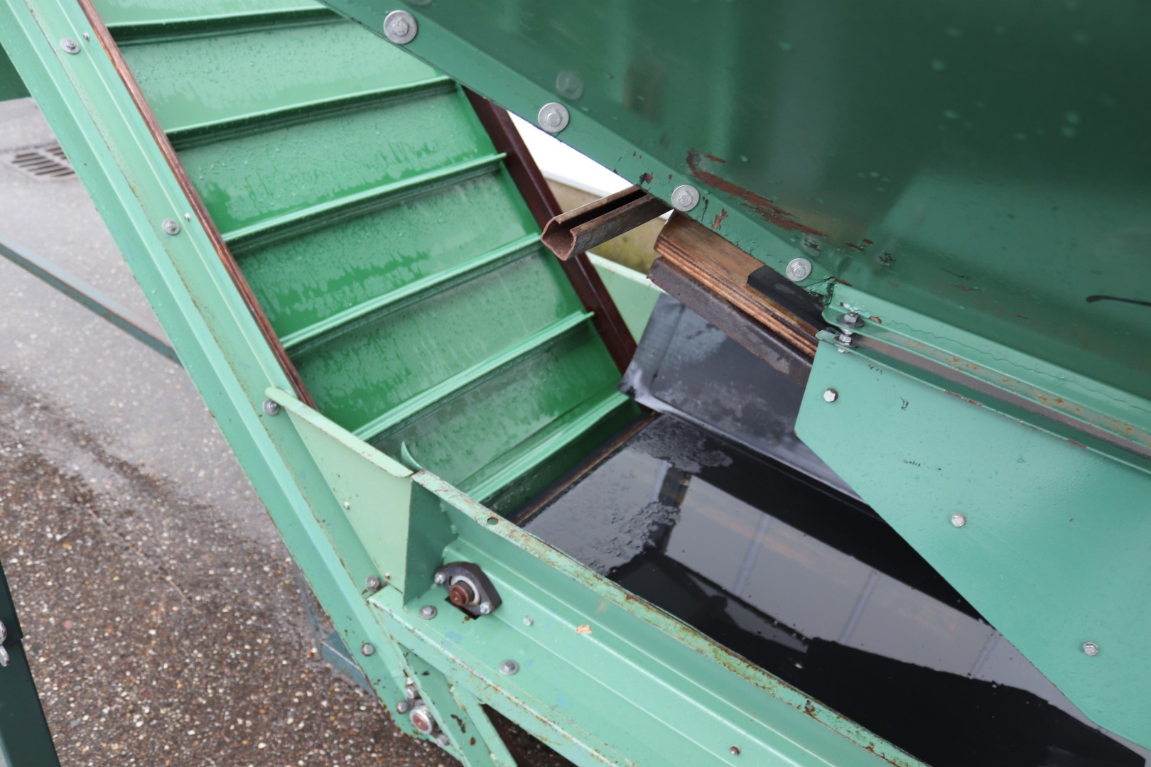 De Bruyn inspection conveyor with elevator and bin