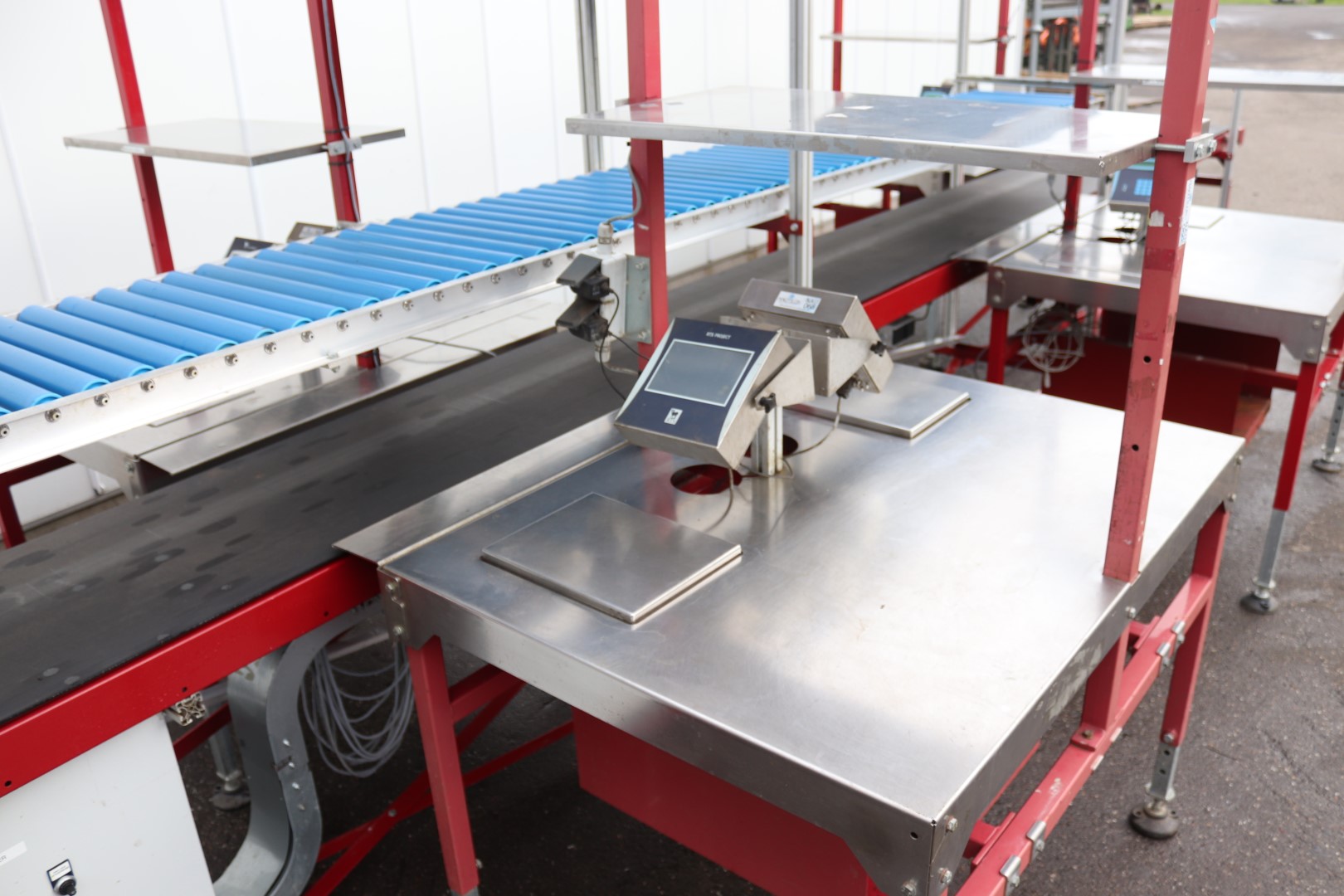 Taks packing line for tomatoes
