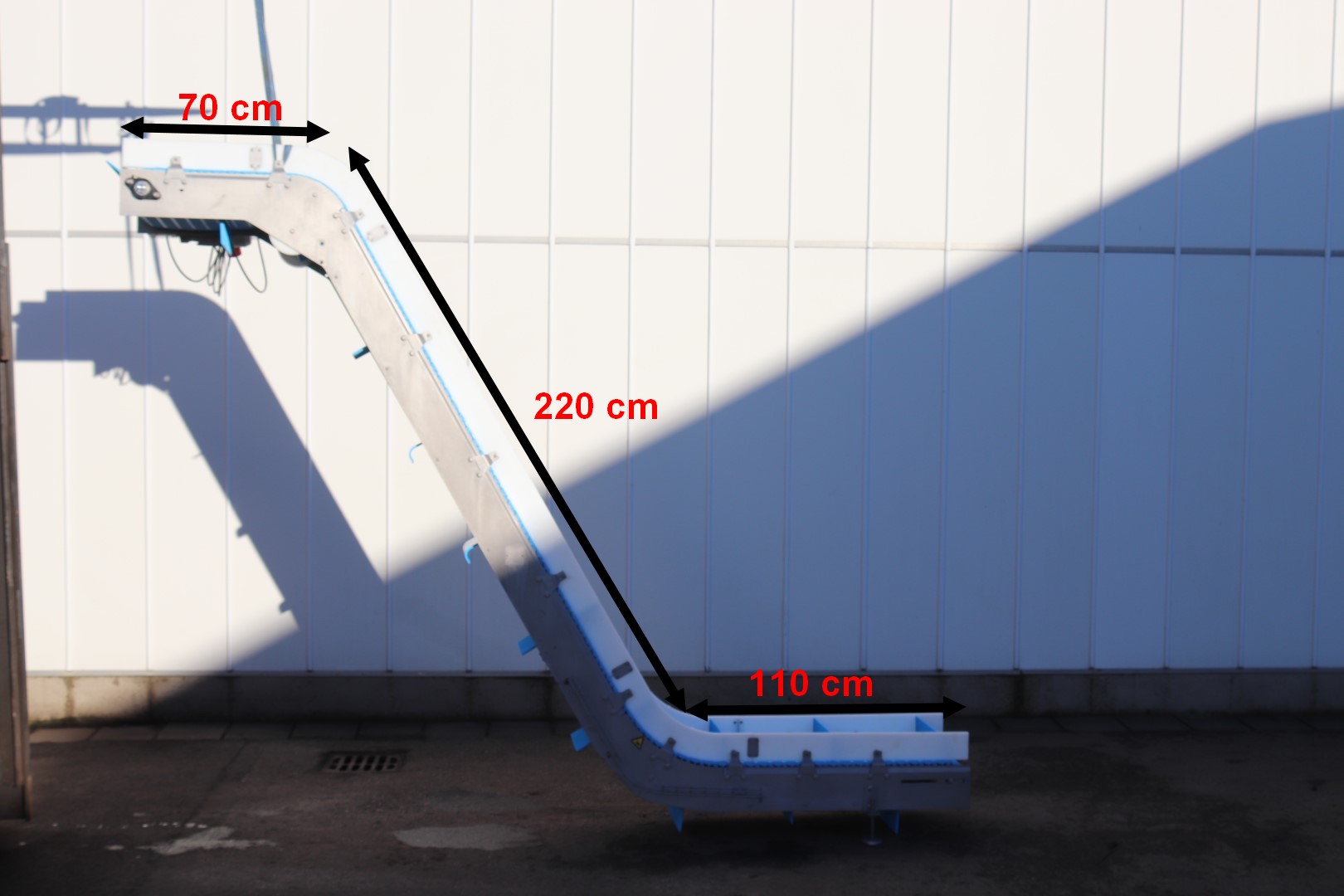 Stainless steel elevator with double knick