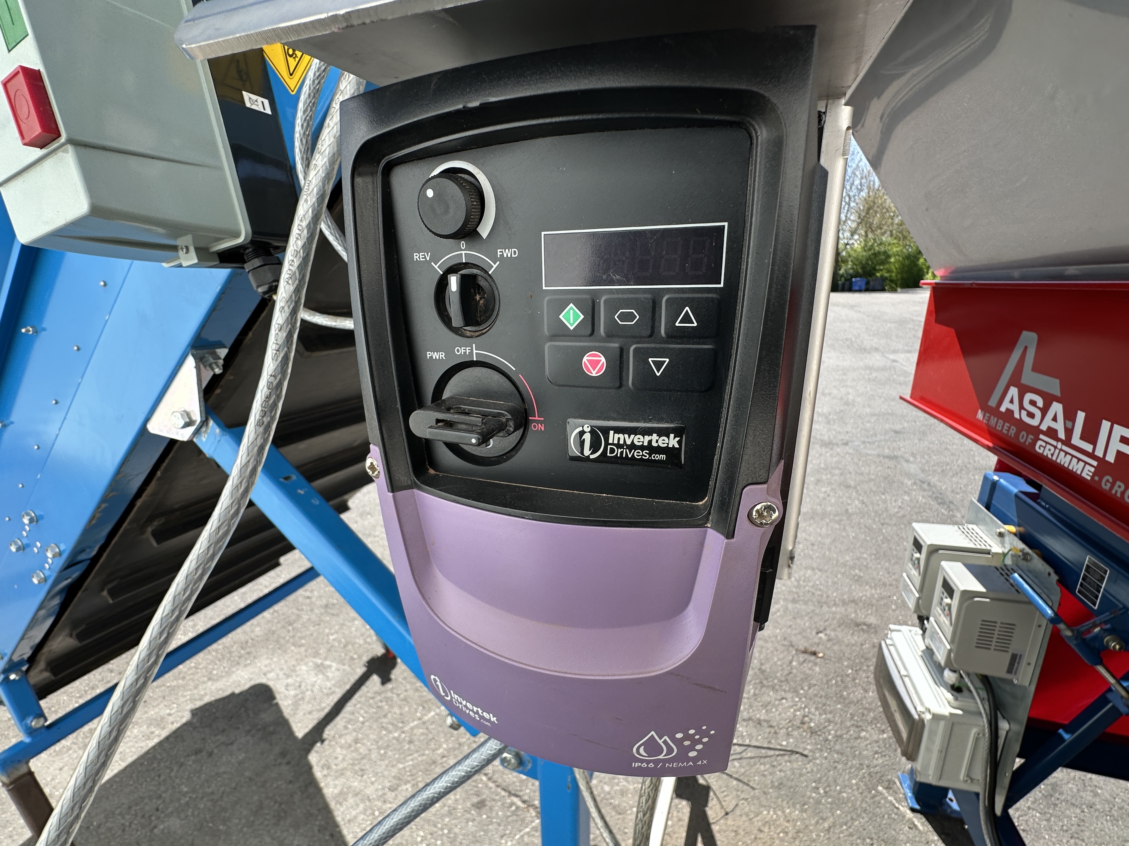 Asa-Lift BS-100 Машинa для сортировки по длине с бункером для корма и поперечным разгрузочным конвейером.