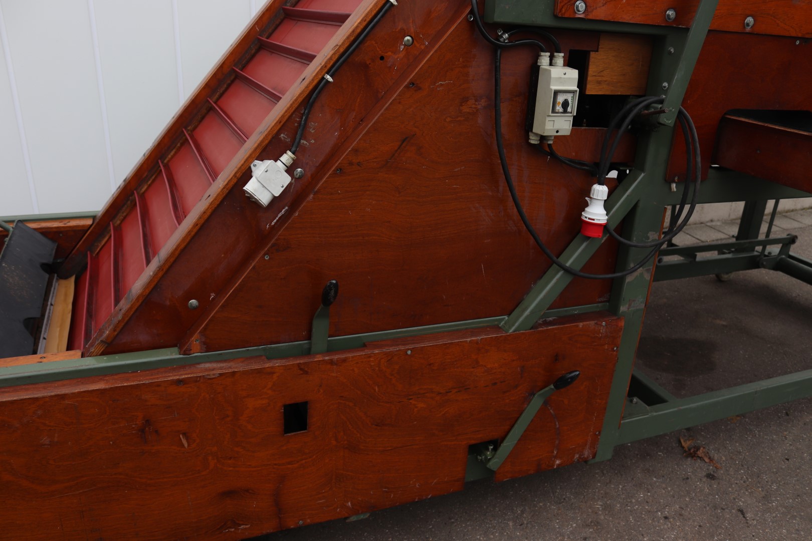 Compas sorting machine for potatoes bulbs and onions with elevator