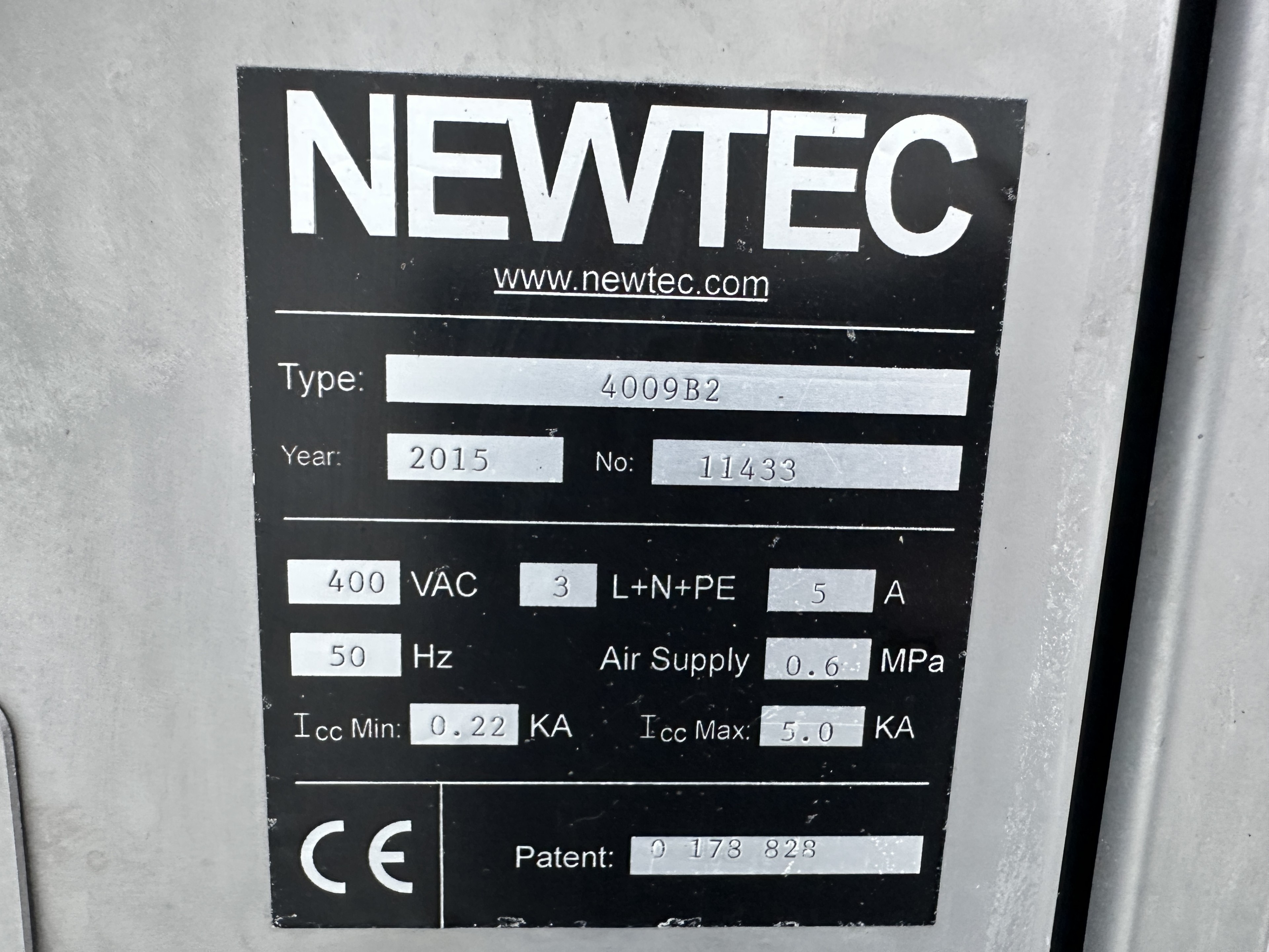 Newtec 4009 B2 Весовой дозатор с 1 машиной для упаковки в сетку, конвейерной лентой и столом для проверки роликов.