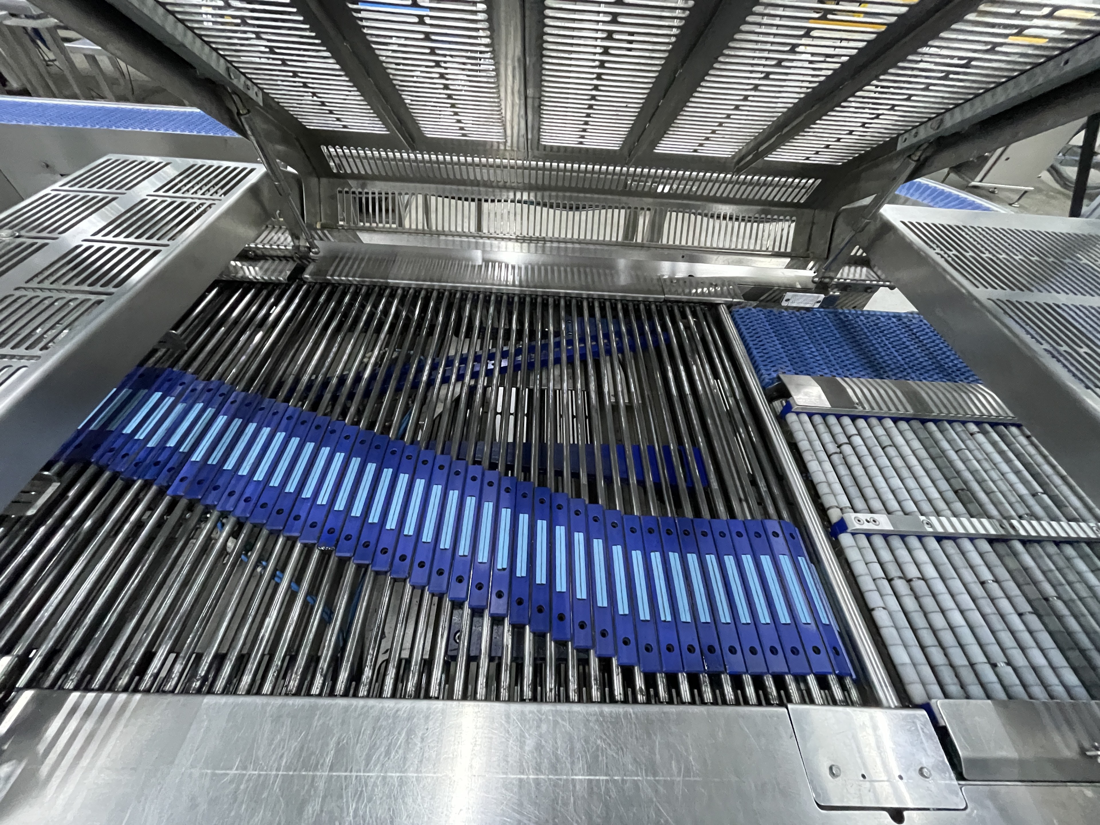 Proseal MC002 + SlipStream Весовая линия с разделителем полос и 14 позициями для взвешивания мягких фруктов.