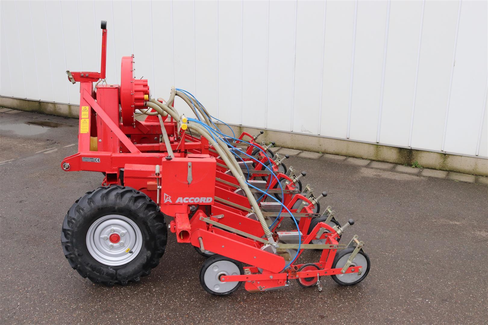Accord Kverneland Miniair Super пневматическая сеялка 6 рядов
