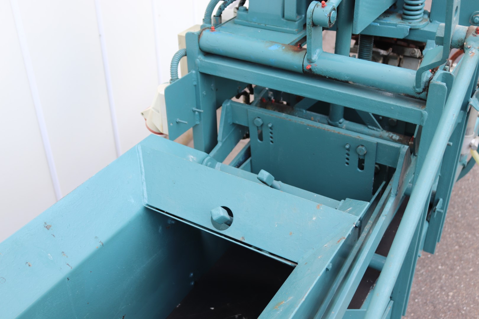 Dewa soil blocking machine with Unger seeder