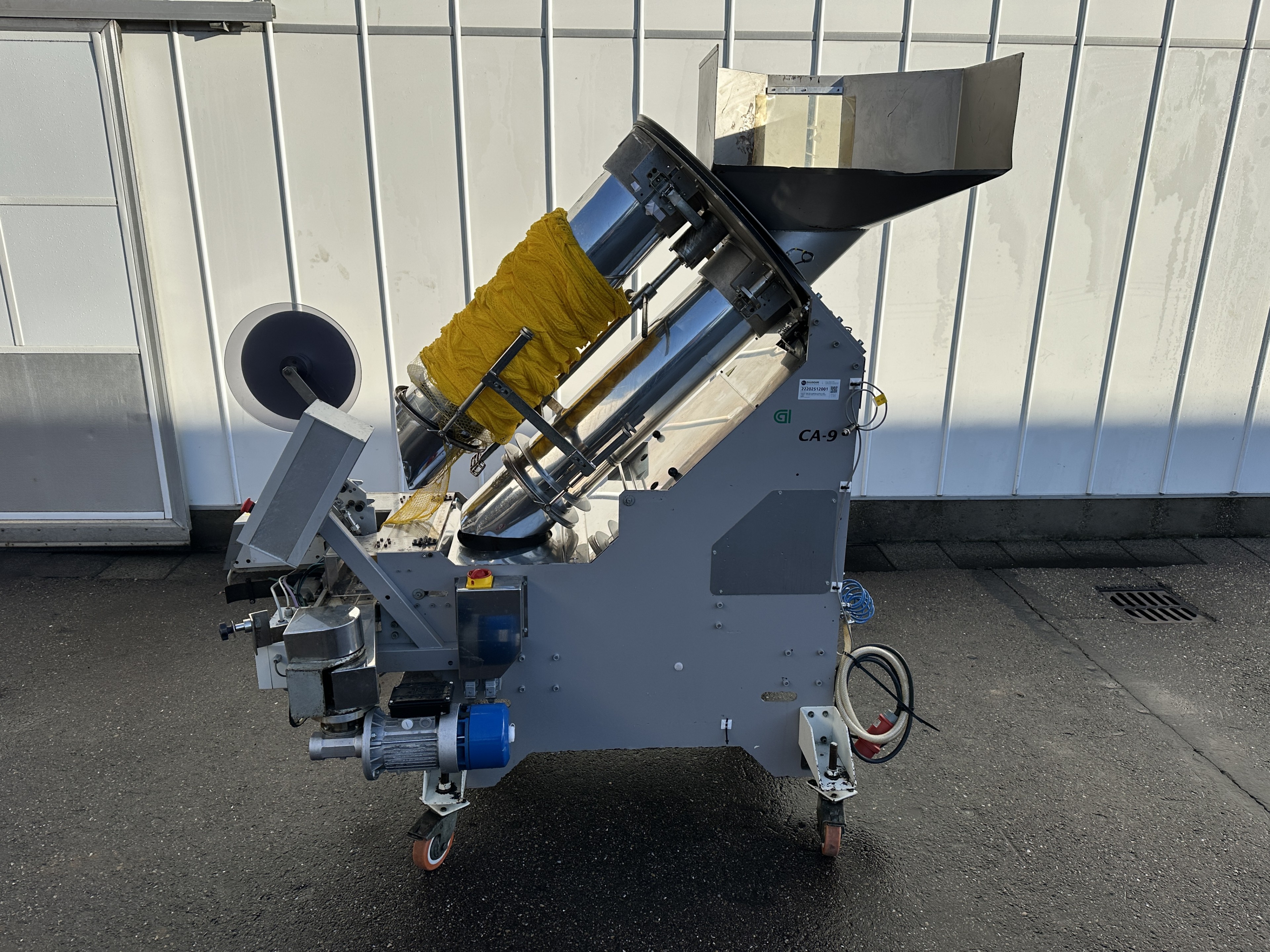 Newtec 4009 B2 Весовой дозатор с 1 машиной для упаковки в сетку, конвейерной лентой и столом для проверки роликов.