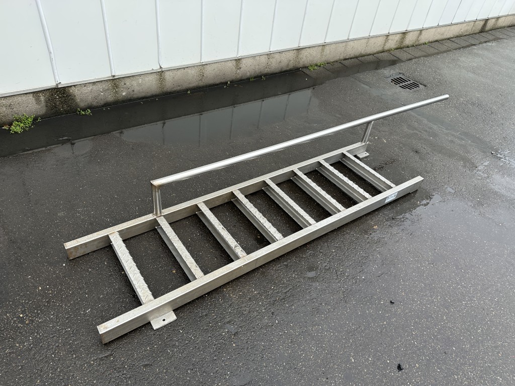 Лестница из нержавеющей стали с перилами