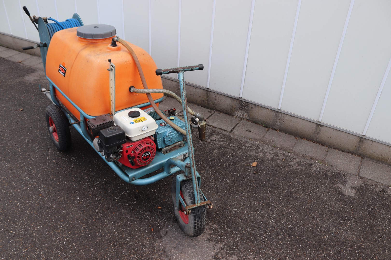 Опрыскиватель Empas 300 литров с бензиновым двигателем и механическим шланговым барабаном