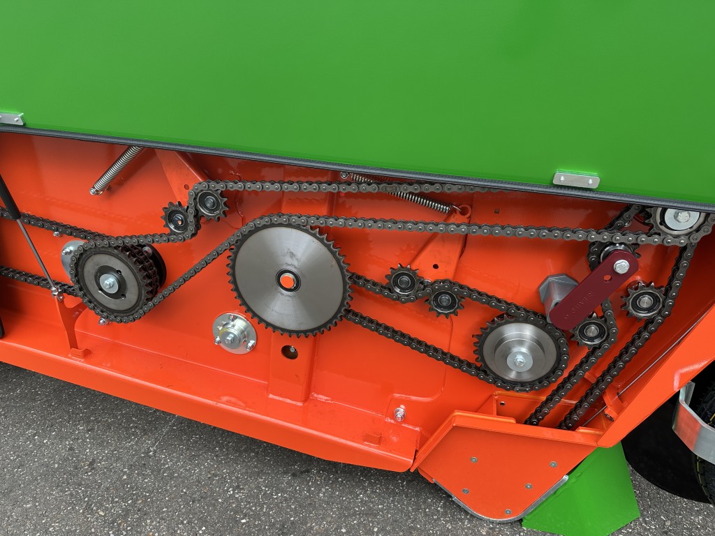 Holaras UR 135-DB Лукоуборочный комбайн с поперечными конвейерными лентами