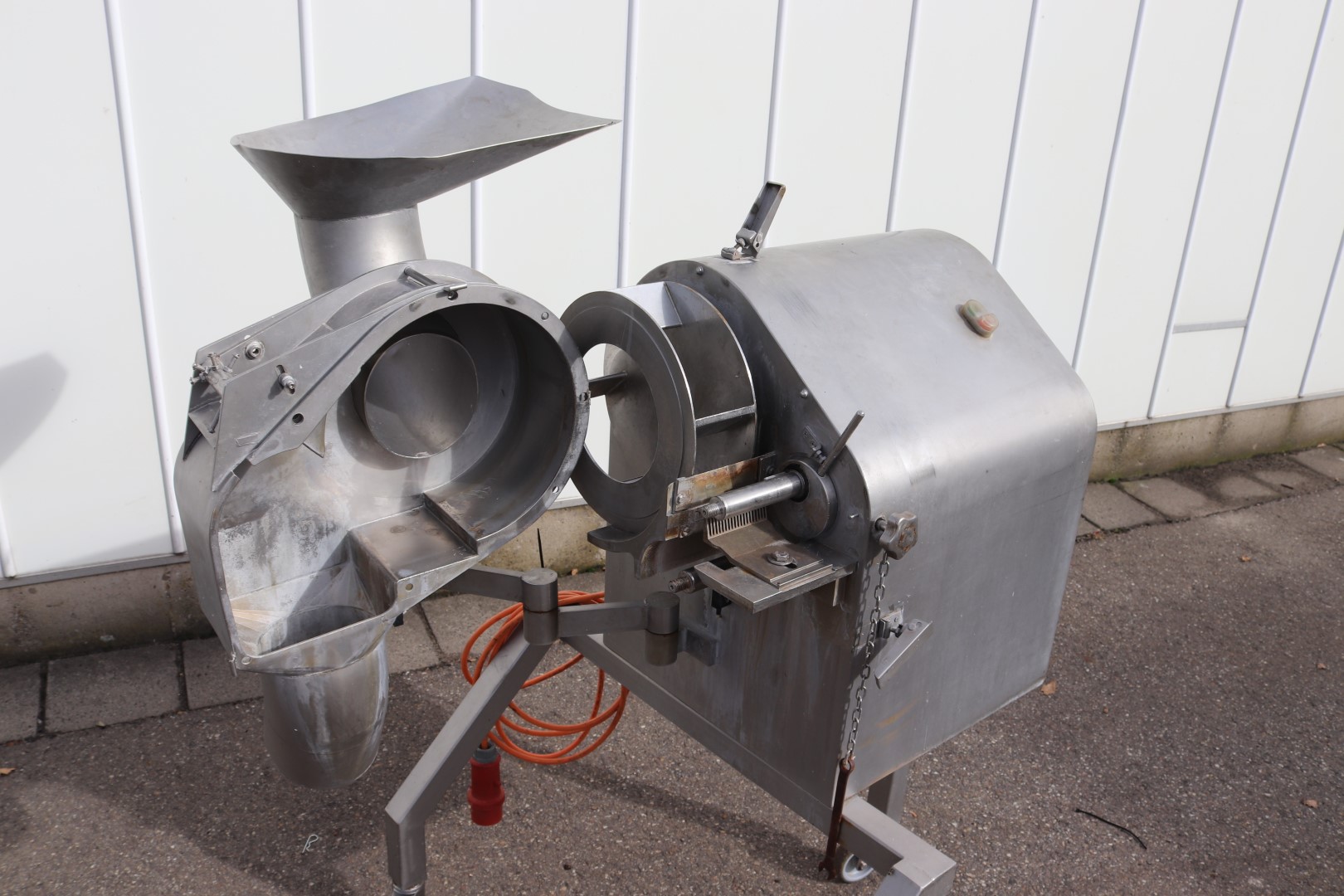 Kronen block cutting machine