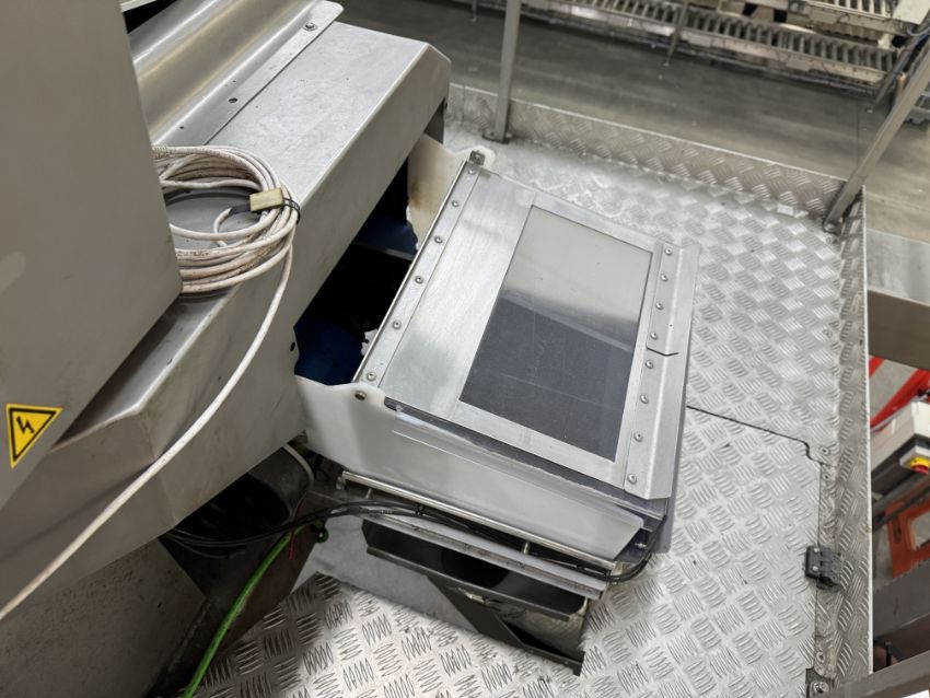 Newtec 4009 B2 Весовой дозатор с 1 машиной для упаковки в сетку, конвейерной лентой и столом для проверки роликов.