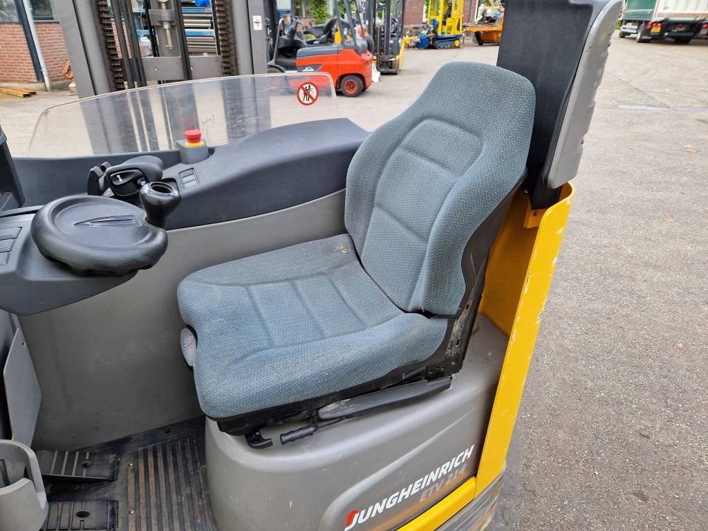 Jungheinrich ETV214 - 770 cm ричтрак 1400 кг