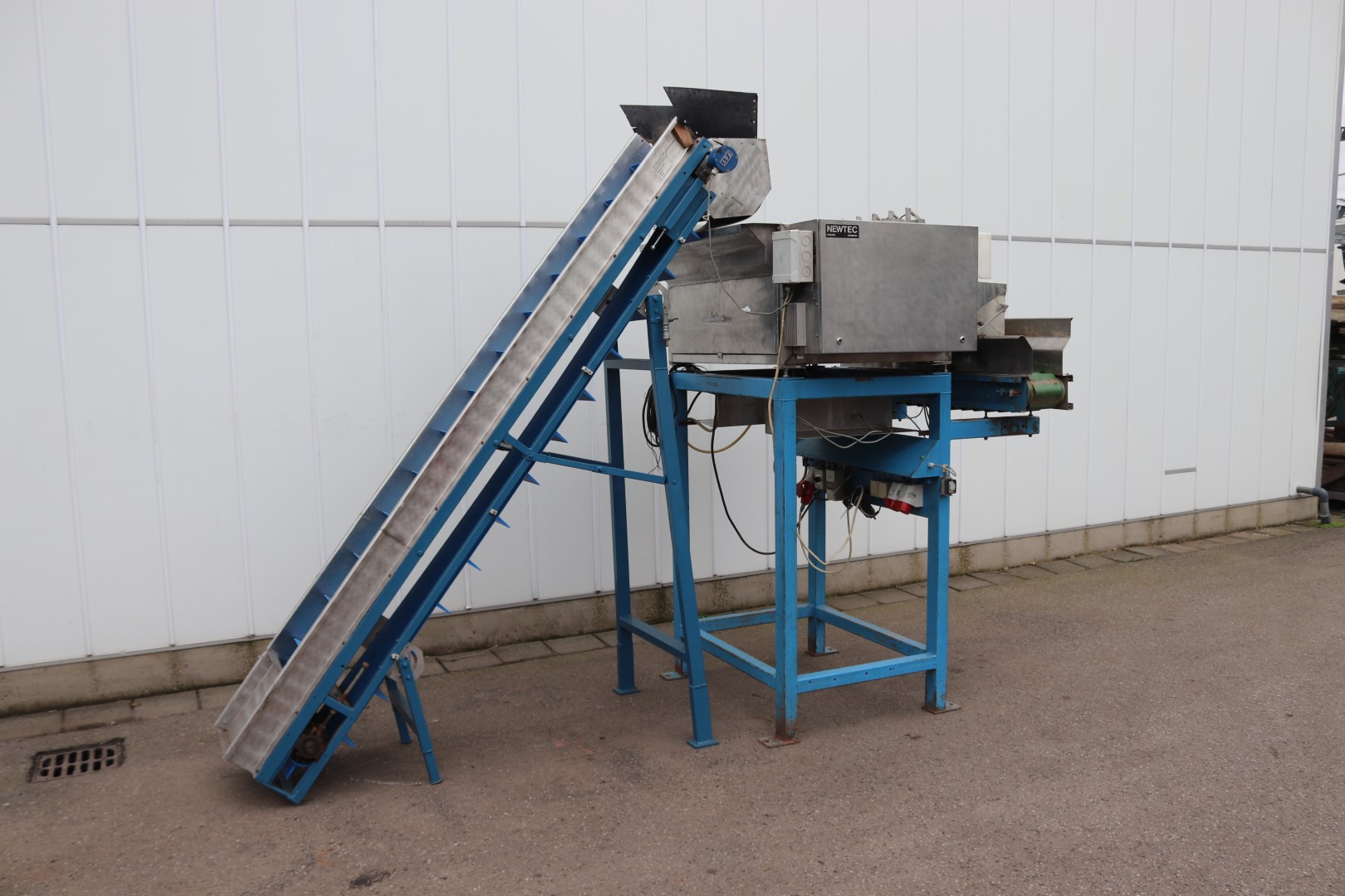 Newtec Type 2000 multihead weighing machine with elevator