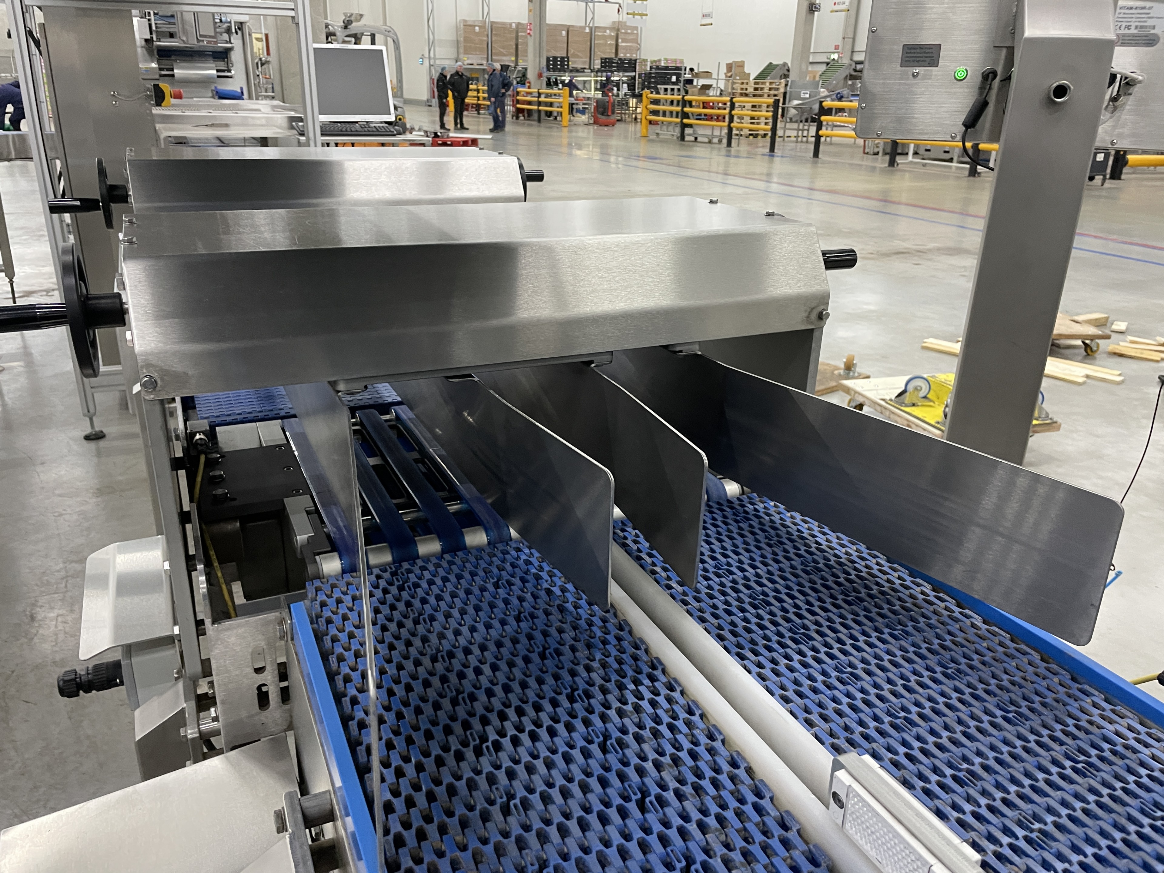 Proseal MC002 + SlipStream Весовая линия с разделителем полос и 14 позициями для взвешивания мягких фруктов.